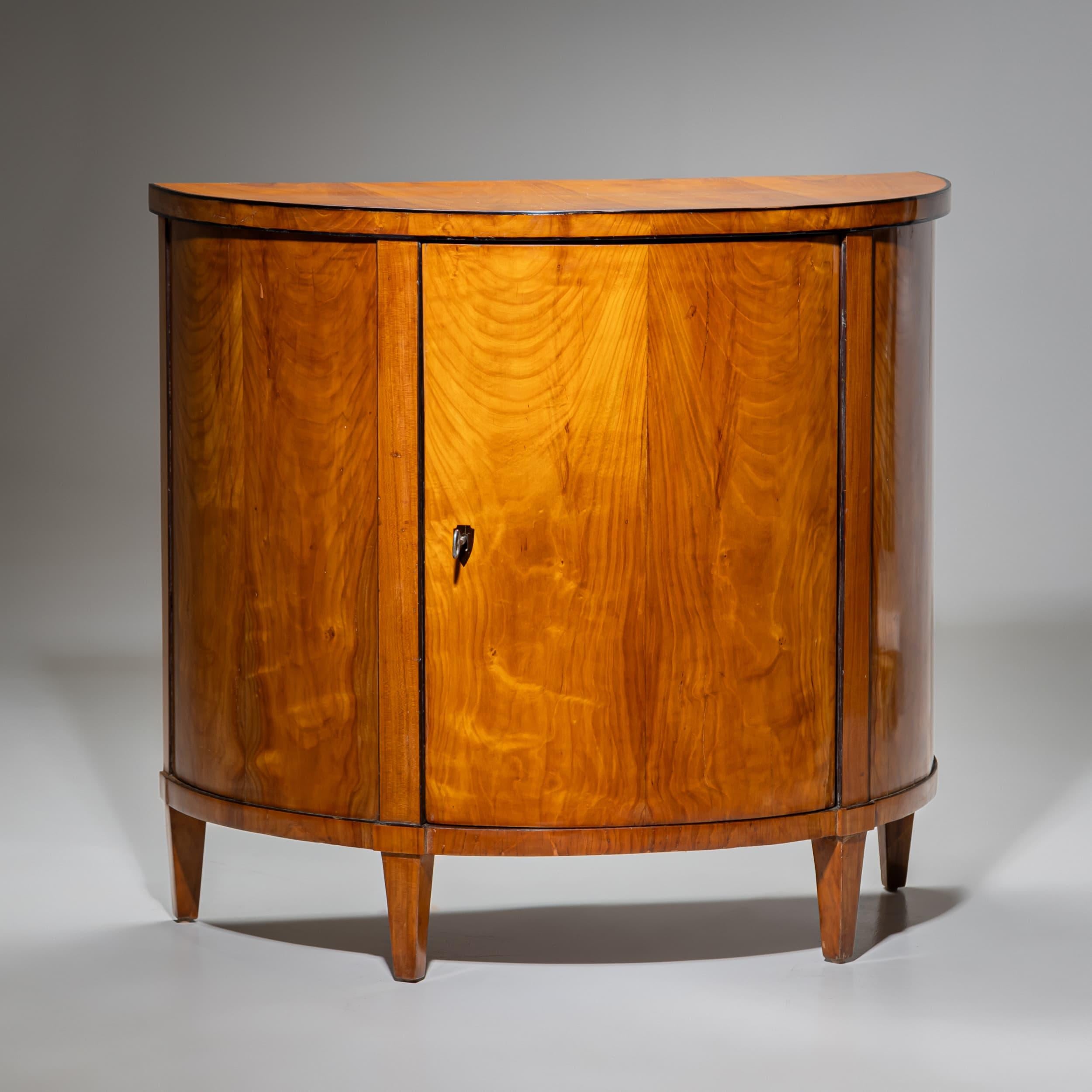Biedermeier Demilunenkabinett in Kirsche, Süddeutschland, um 1820 (Deutsch) im Angebot