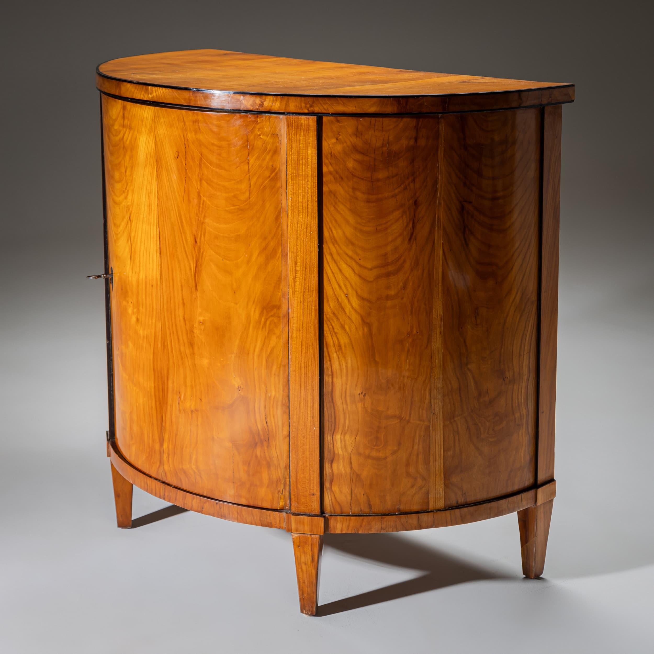 Biedermeier Demilunenkabinett in Kirsche, Süddeutschland, um 1820 (Furnier) im Angebot
