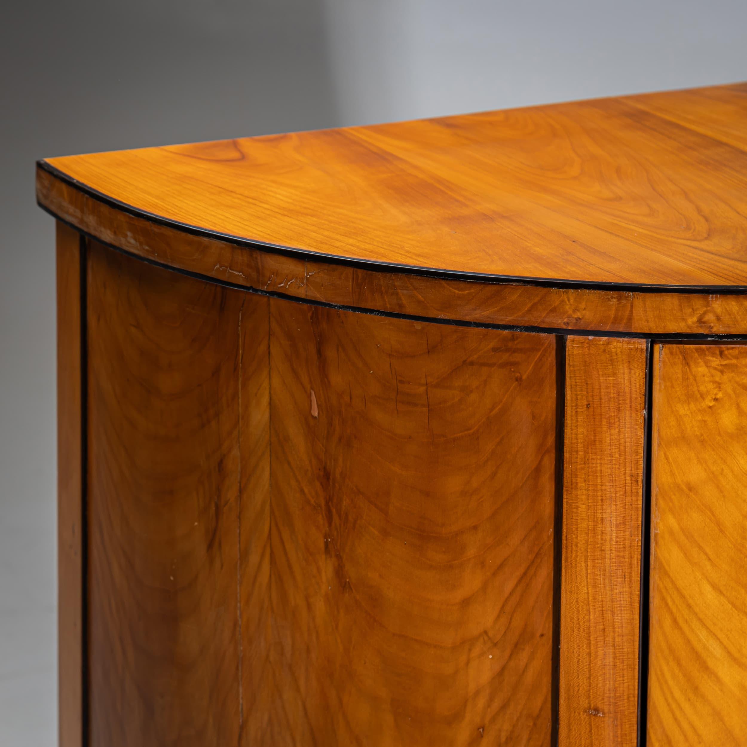 Biedermeier Demilunenkabinett in Kirsche, Süddeutschland, um 1820 im Zustand „Gut“ im Angebot in Greding, DE