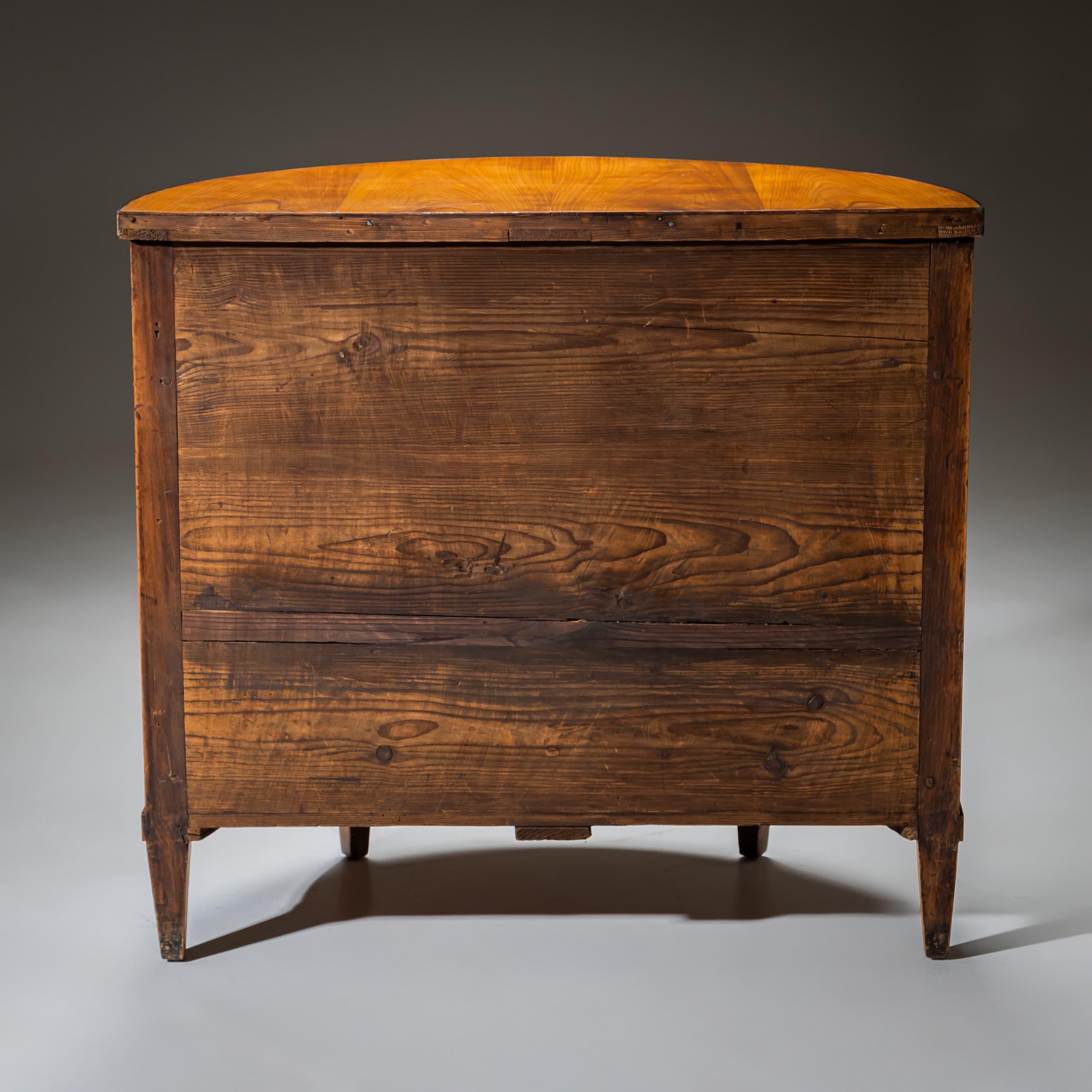 Biedermeier Demilunenkabinett in Kirsche, Süddeutschland, um 1820 (19. Jahrhundert) im Angebot