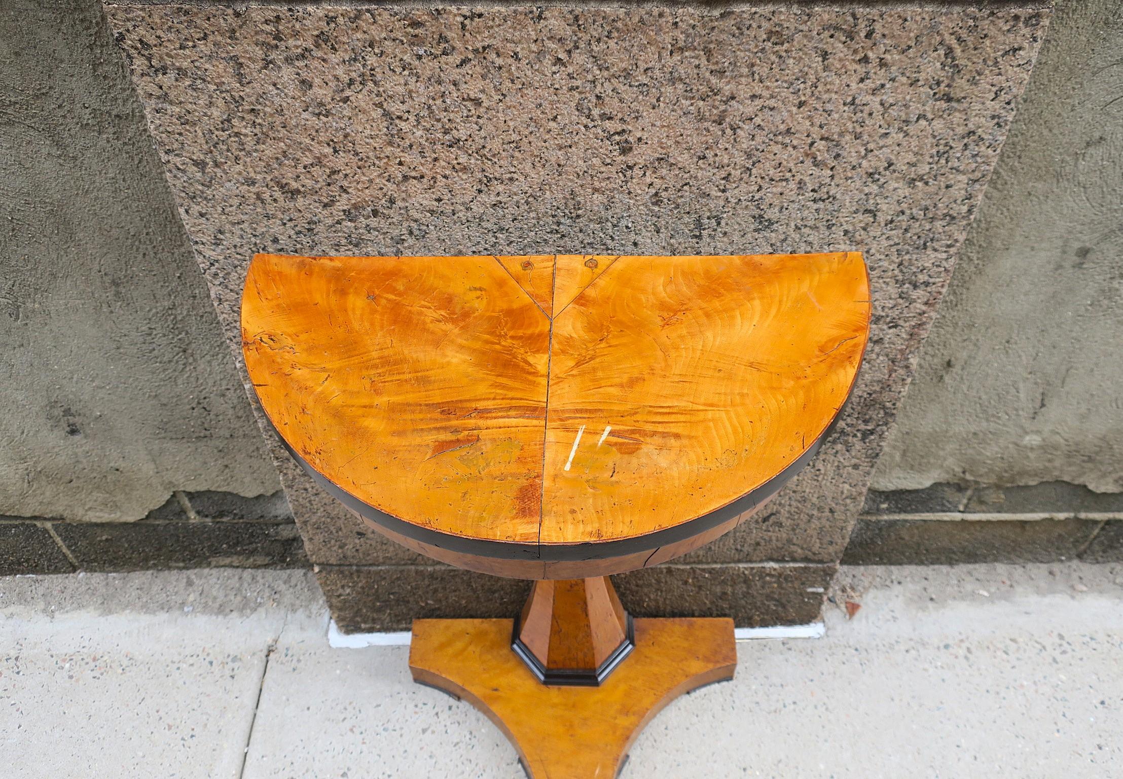 Inizio XIX secolo Tavolo consolle Biedermeier Demilune, circa inizio XIX secolo in vendita