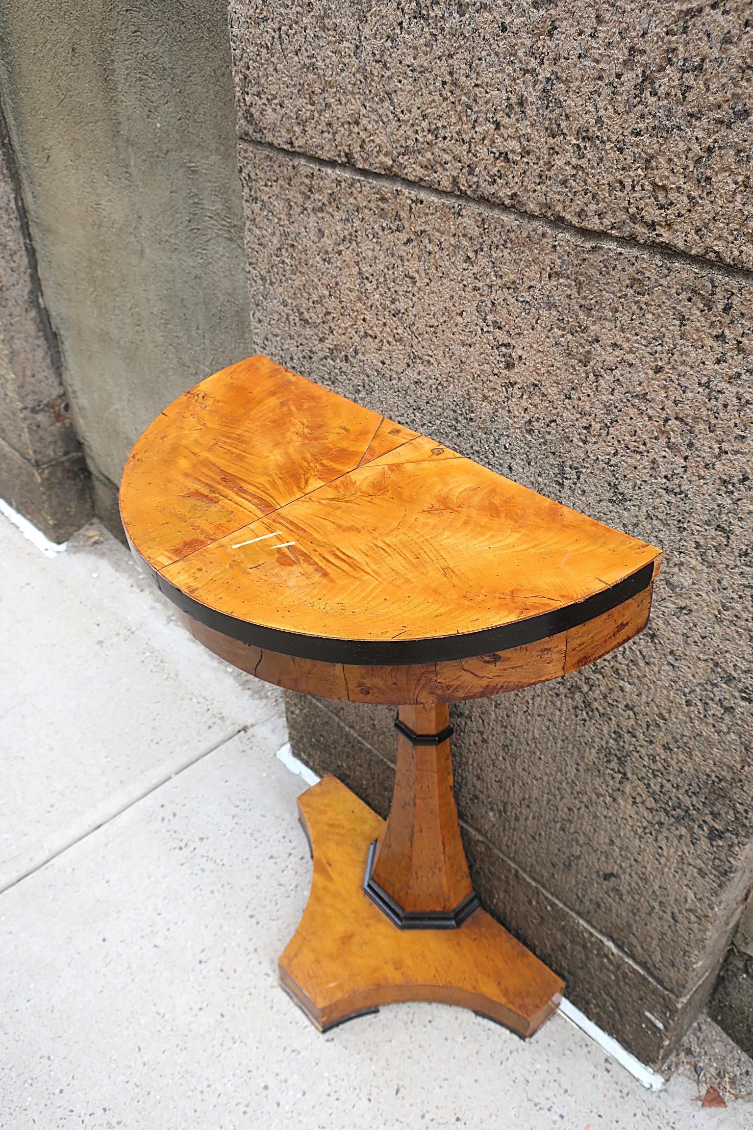 Ciliegio Tavolo consolle Biedermeier Demilune, circa inizio XIX secolo in vendita