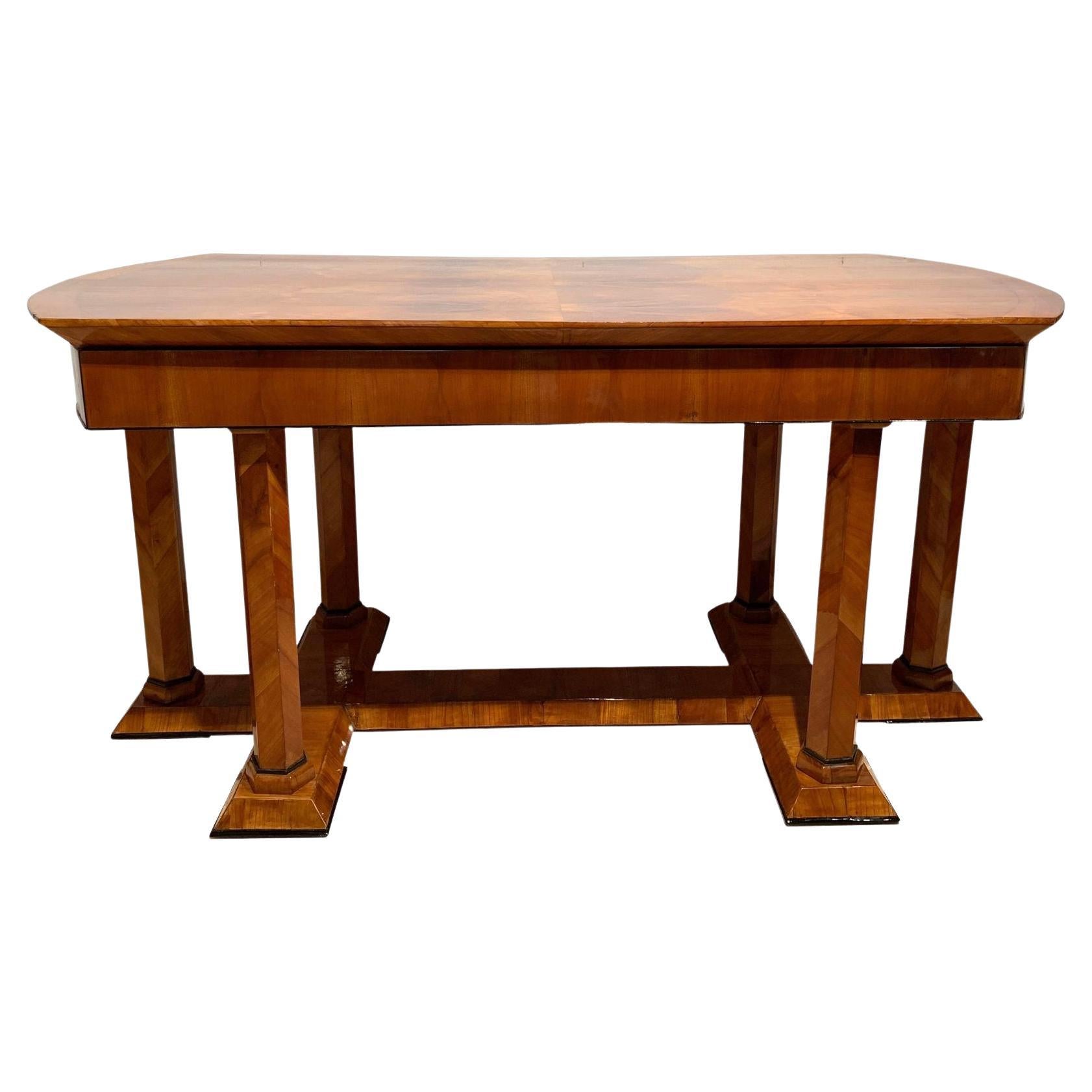Magnifique bureau néoclassique autrichien Biedermeier datant d'environ 1830.
 
Beau placage de cerisier assorti au livre sur bois tendre. 
Colonnes hexagonales plaquées sur un piédestal plaqué. 
Garnitures ébonisées. 1 long tiroir caché. 
Meubles