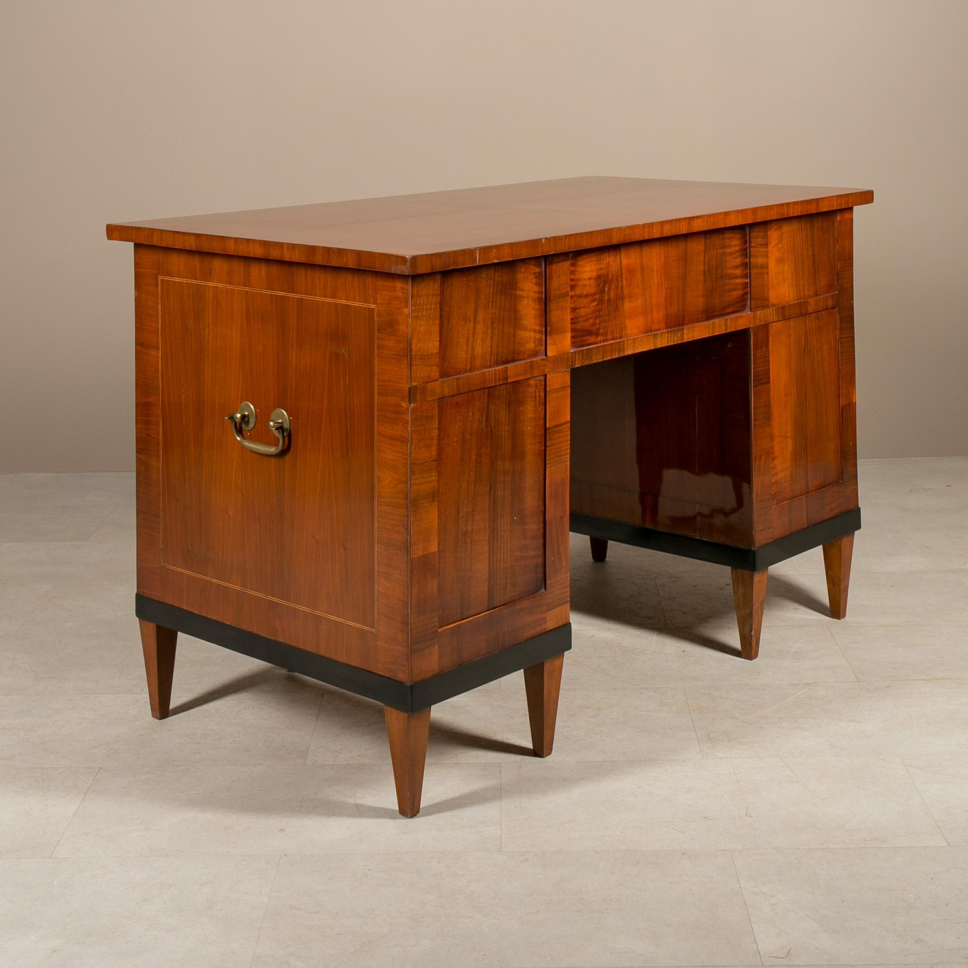 Escritorio Biedermeier en chapa de nogal, Alemania, hacia 1830 en venta 3