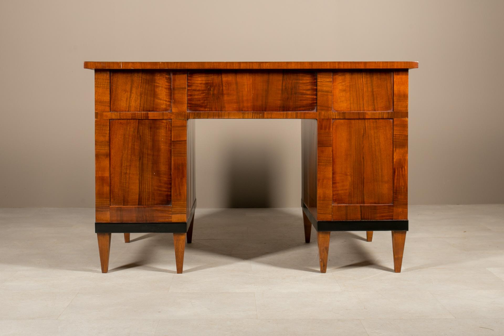 Escritorio Biedermeier en chapa de nogal, Alemania, hacia 1830 en venta 4