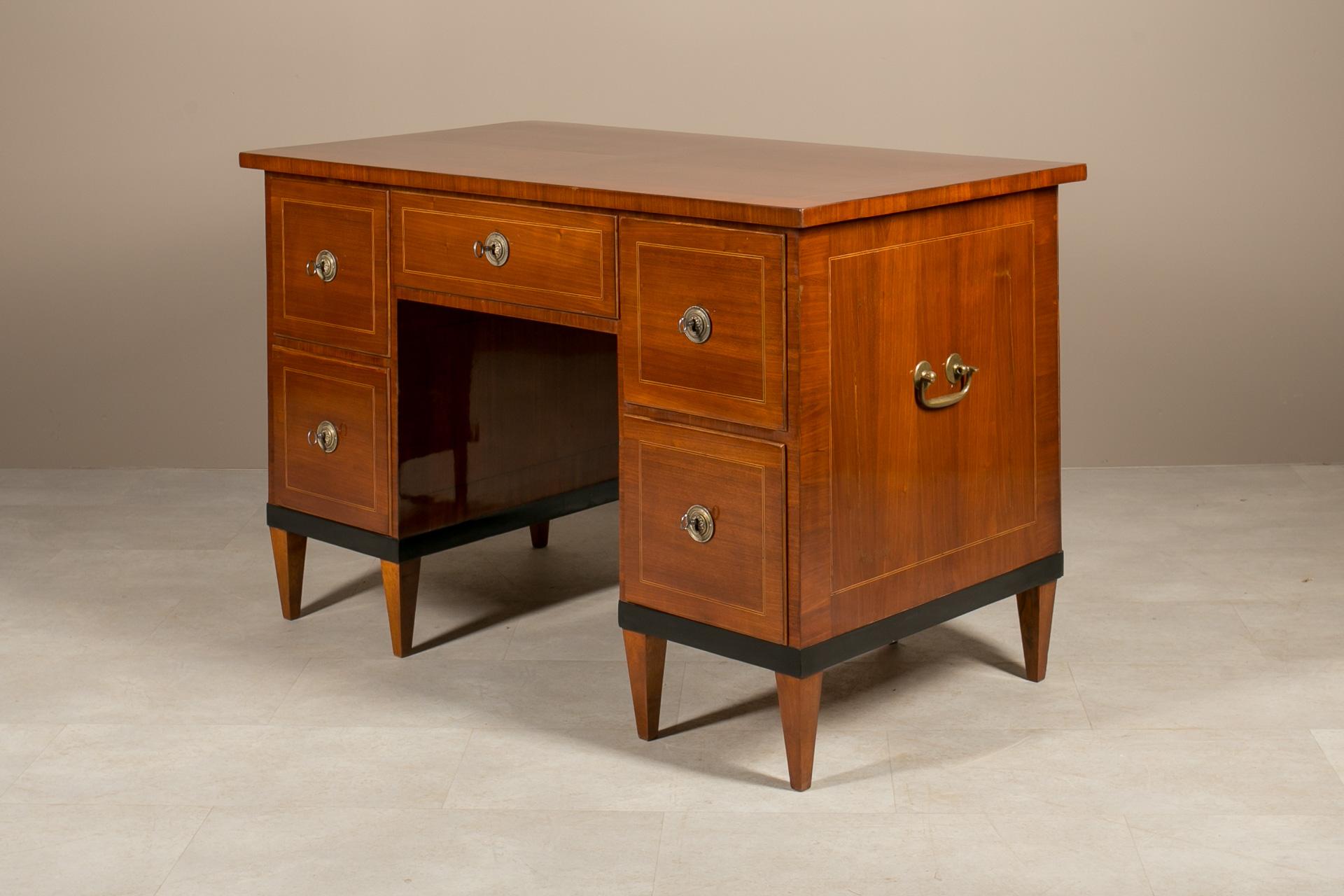 Escritorio Biedermeier en chapa de nogal, Alemania, hacia 1830 Europeo en venta