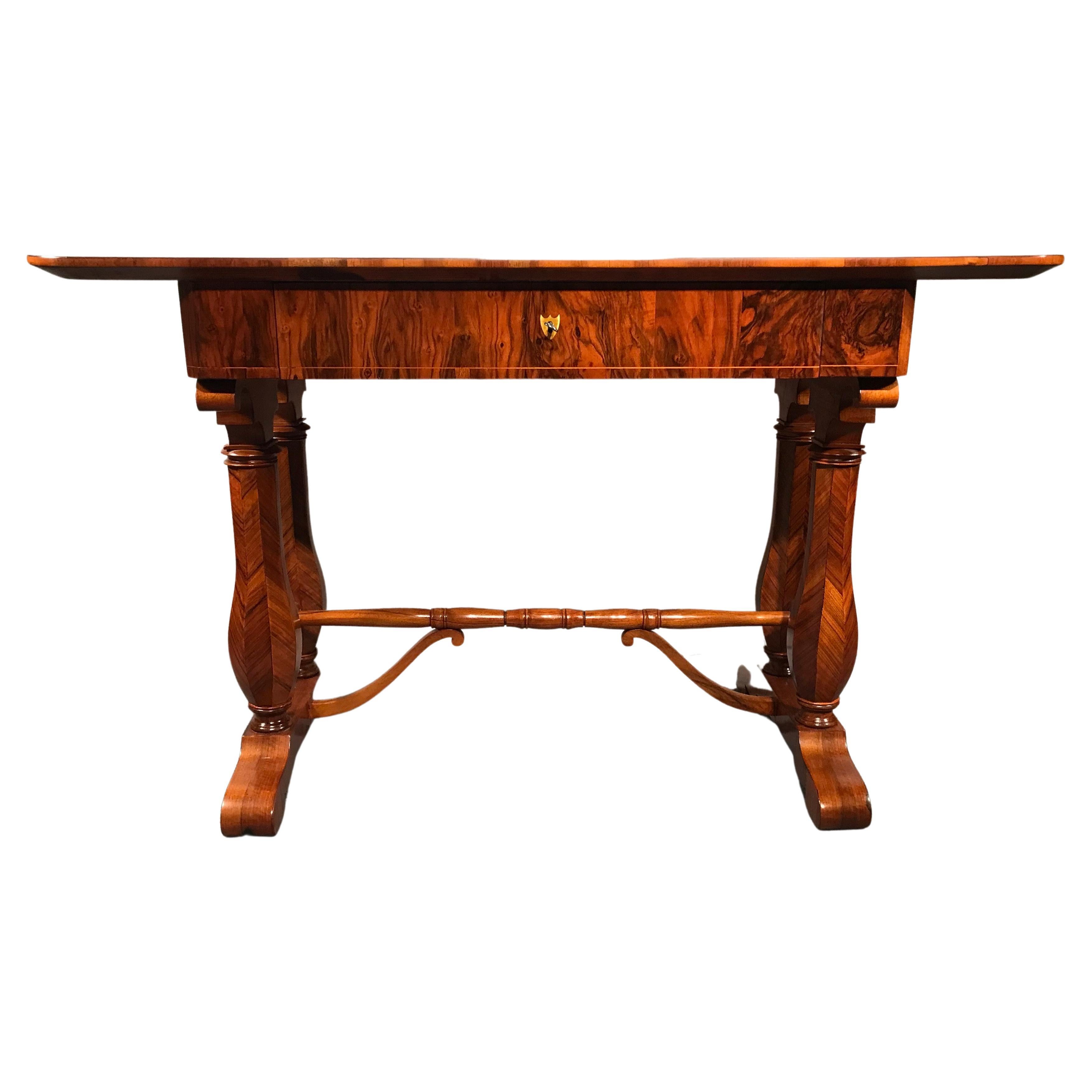 Schöner Schreibtisch, Wien 1810-20, im Stil von Josef Danhauser, Nussbaumfurnier. Die sechseckigen Beine haben ein wunderschönes Fischgrätenfurnier. Die Platte zeichnet sich durch die Maserung des Wurzelfurniers aus.  
Der Schreibtisch wird mit