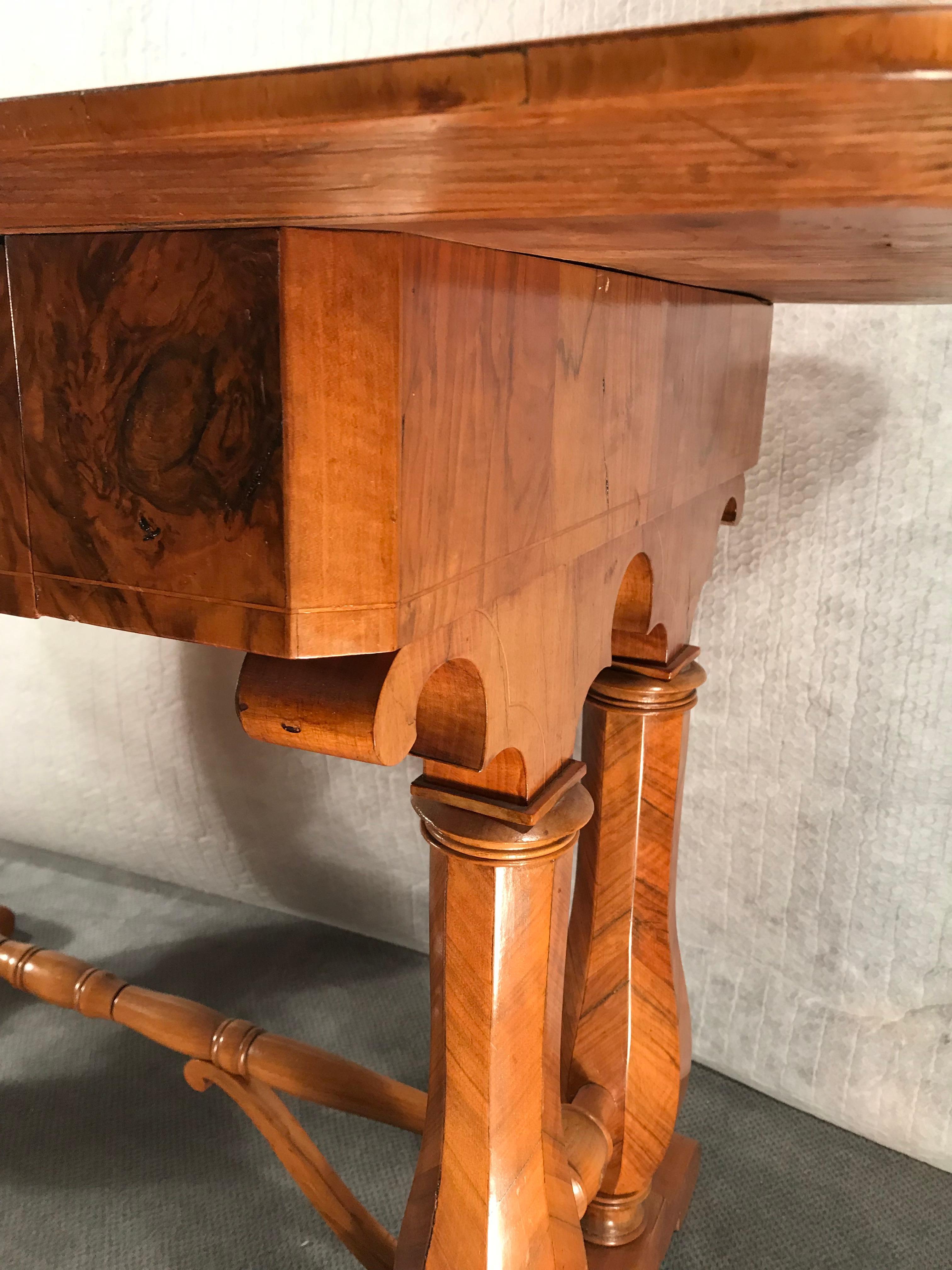 Beautiful writing desk, Vienna 1810-20, in the style of Josef Danhauser, walnut veneer. The design of this table shows the influence of the famous Austrian Biedermeier furniture designer Josef Danhauser (1780-1829). Danhauser was the leading