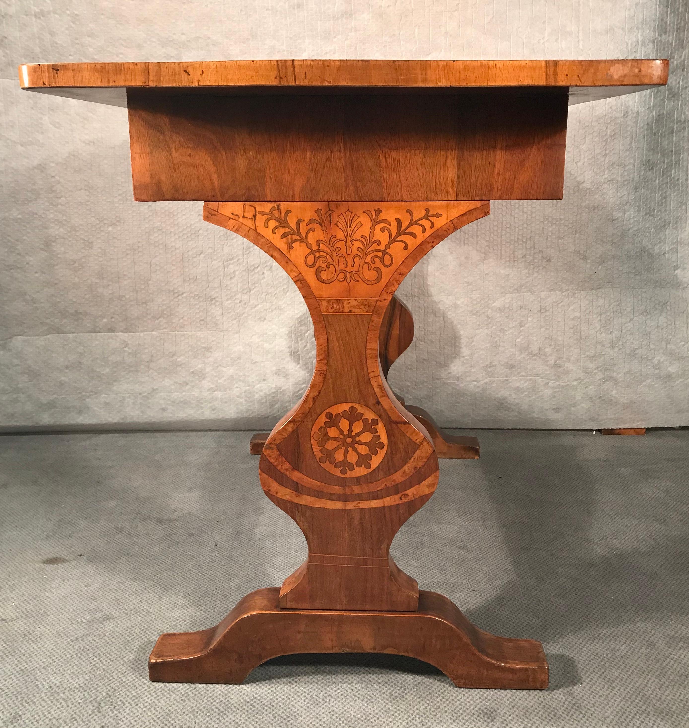 Biedermeier desk, Vienna 1820-1825, walnut with maple Marquetry. The top and the end panels with beautiful flower and vine decor. The table is in good original condition. If required it can be refinished and French polished in our workshop.
It
