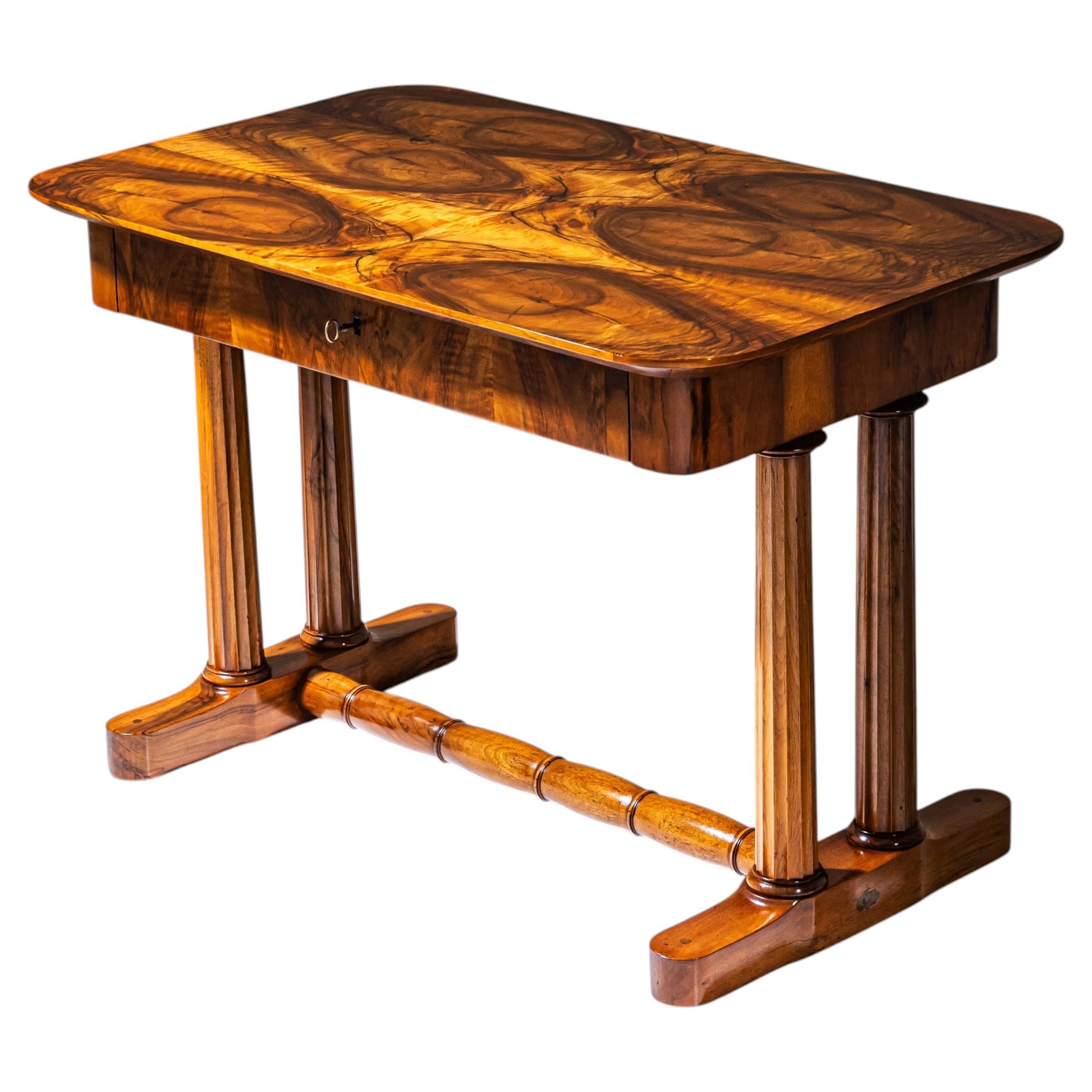 Escritorio de estilo Biedermeier, chapado en nogal, restaurado, con patas estriadas, de alrededor de 1830