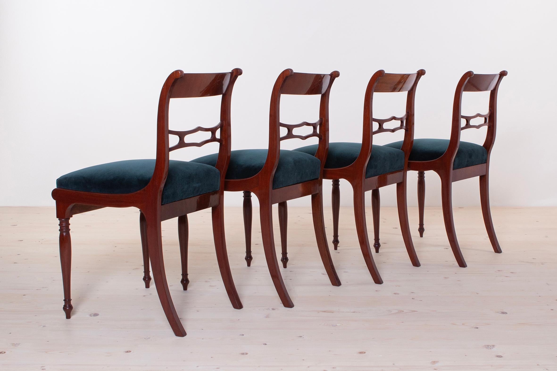 Biedermeier Dining Set, Round Table, 4 Chairs, Fully Restored, 19th Century For Sale 5