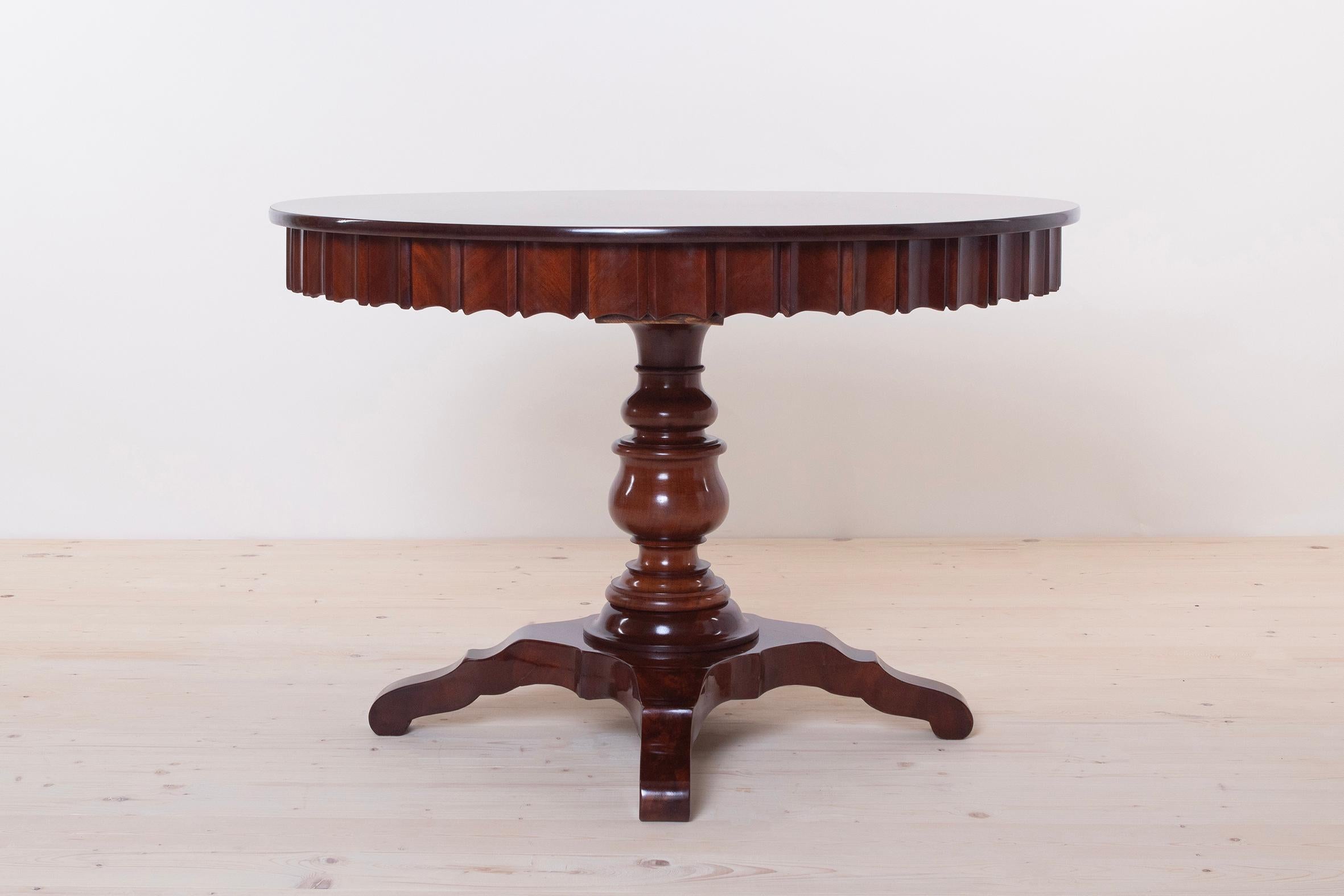 Biedermeier Dining Set, Round Table, 4 Chairs, Fully Restored, 19th Century In Good Condition For Sale In Wrocław, Poland