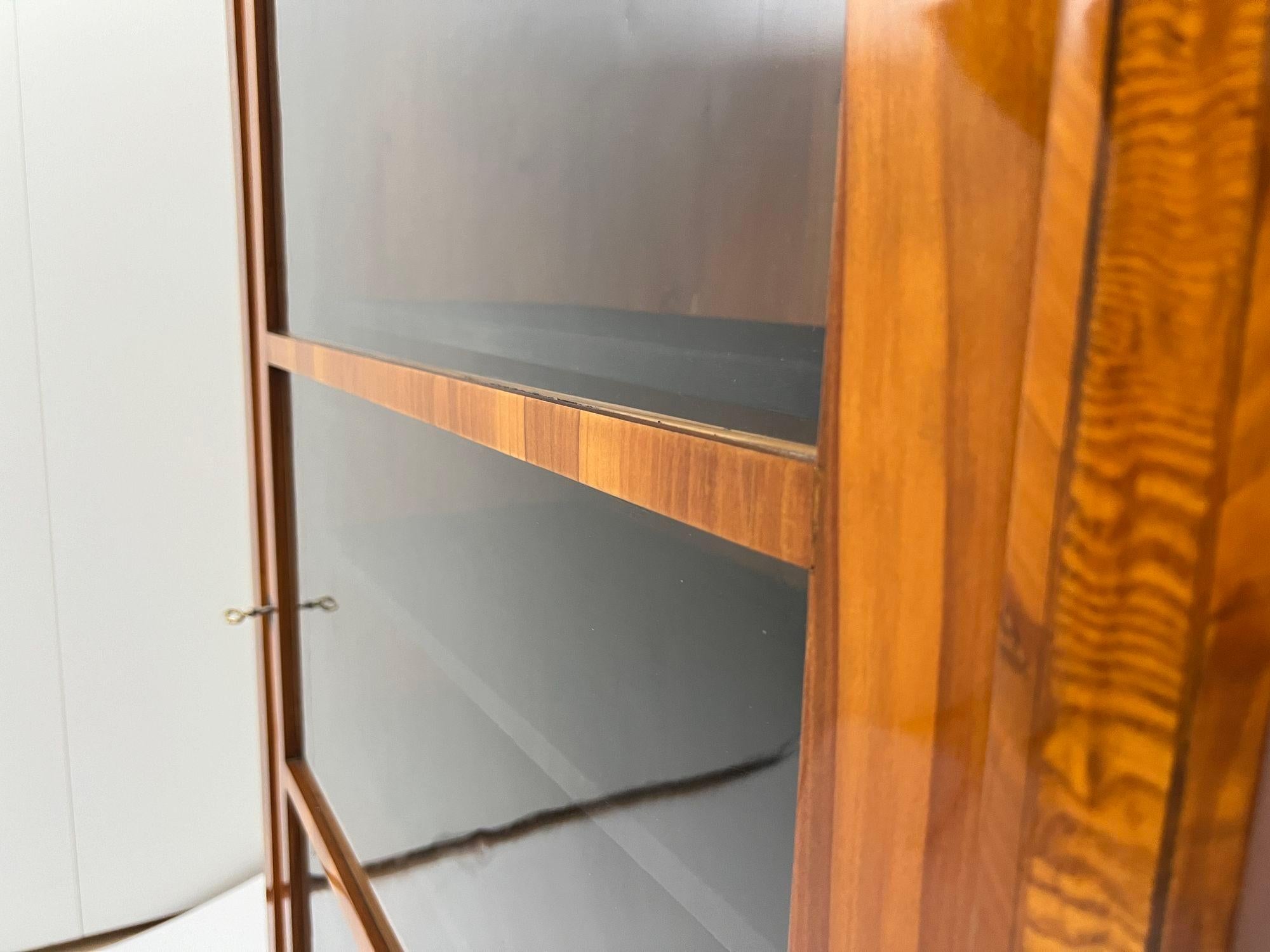 Vitrine Biedermeier, placage de cerisier, loupe de frêne, Autriche vers 1820 en vente 3