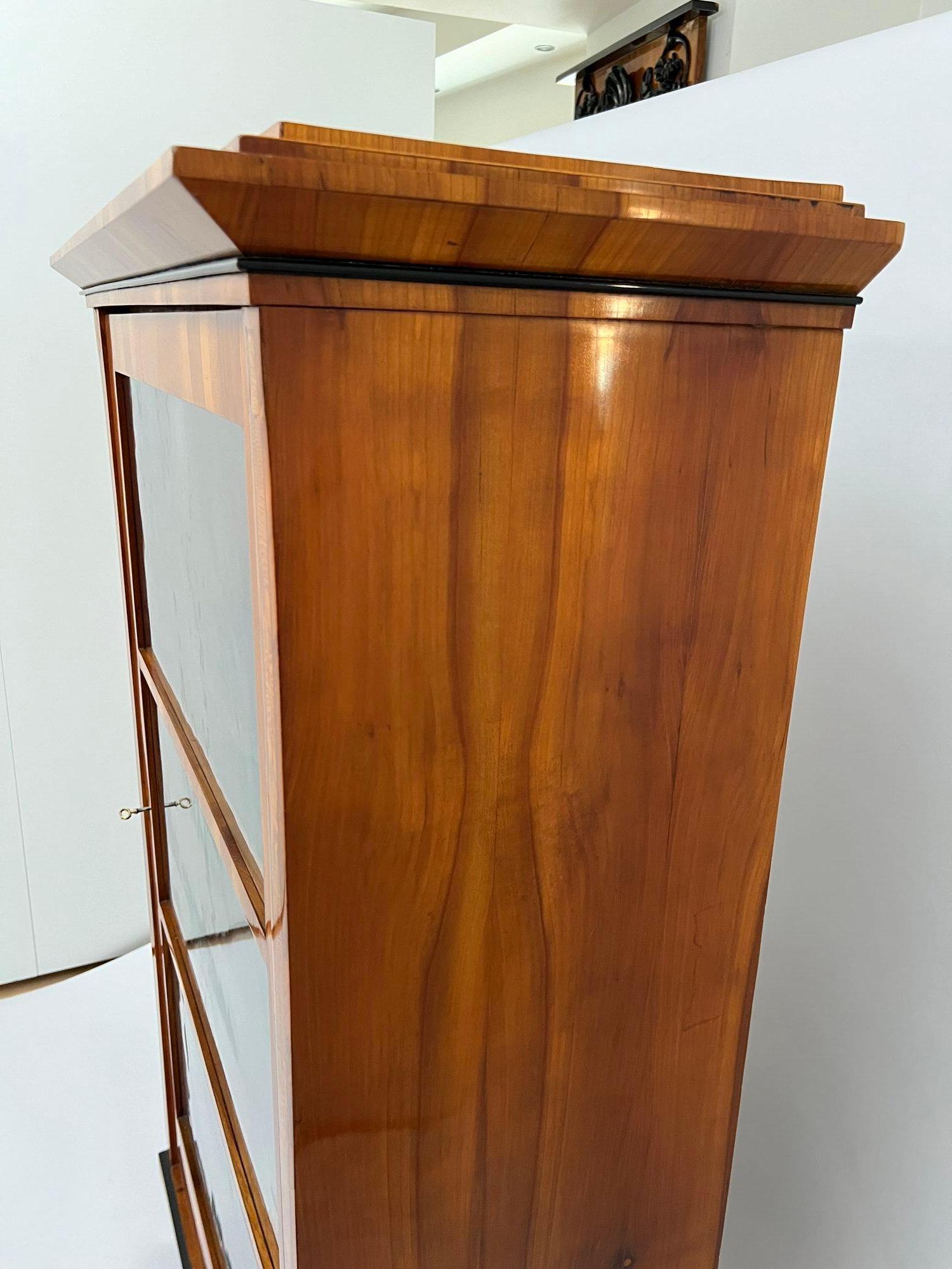 Vitrine Biedermeier, placage de cerisier, loupe de frêne, Autriche vers 1820 en vente 5