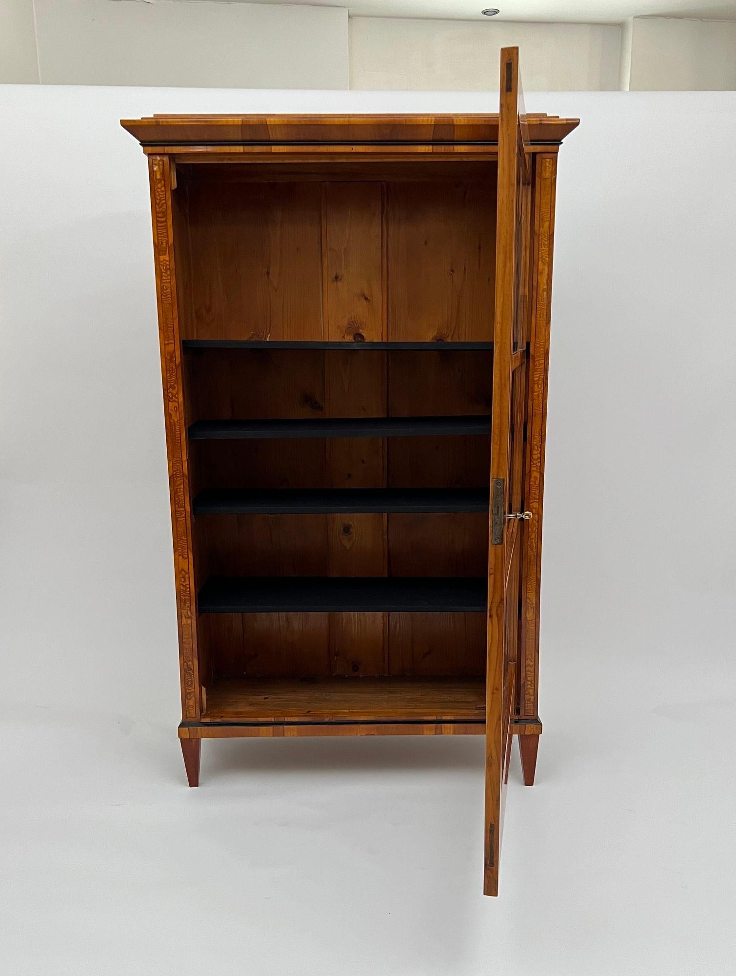 Vitrine Biedermeier, placage de cerisier, loupe de frêne, Autriche vers 1820 en vente 7