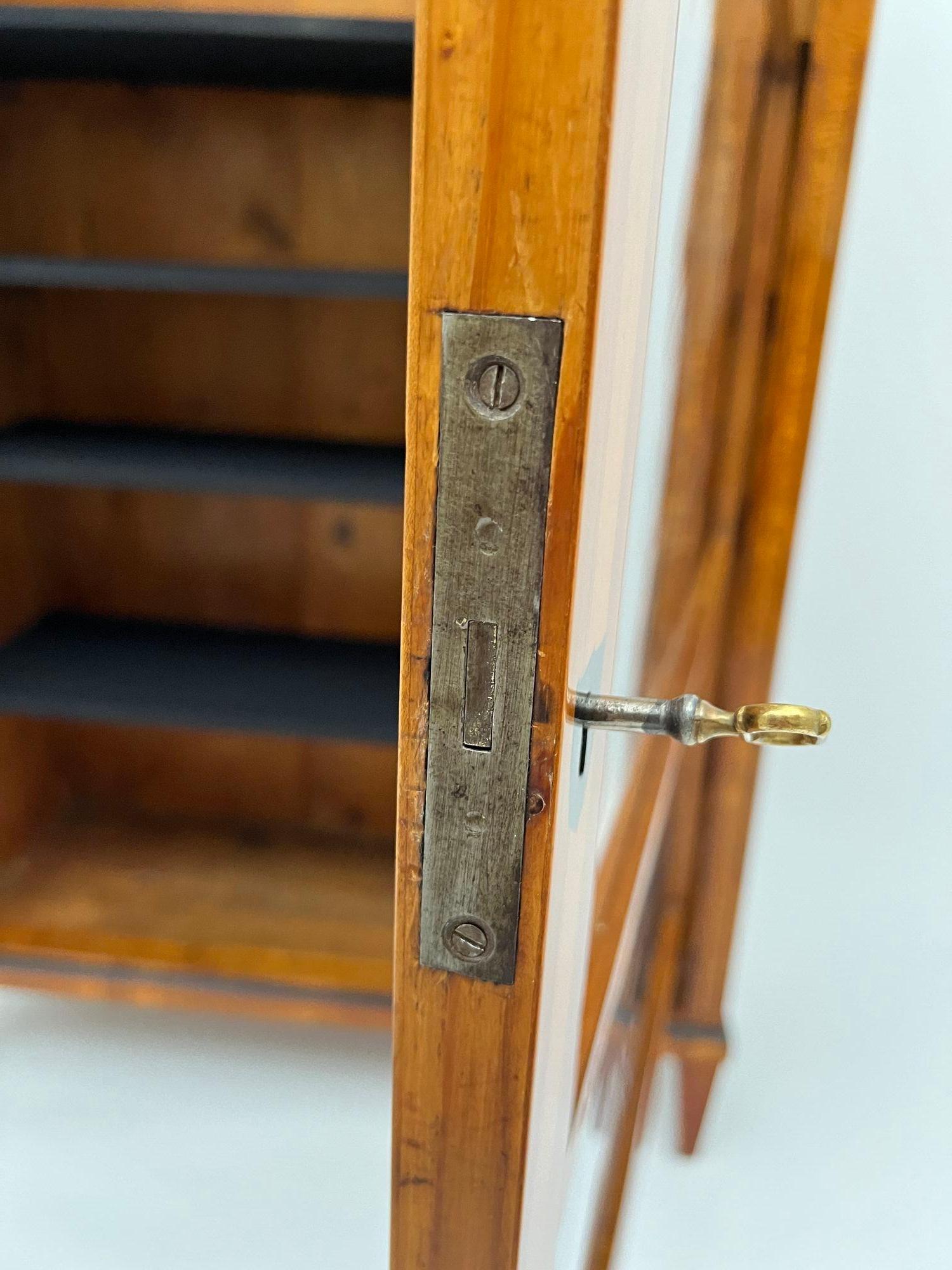 Vitrine Biedermeier, placage de cerisier, loupe de frêne, Autriche vers 1820 en vente 12