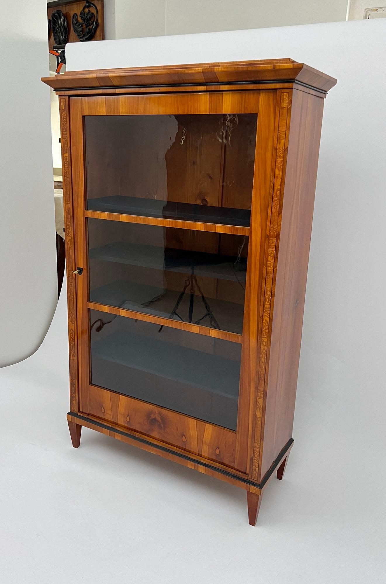 Autrichien Vitrine Biedermeier, placage de cerisier, loupe de frêne, Autriche vers 1820 en vente