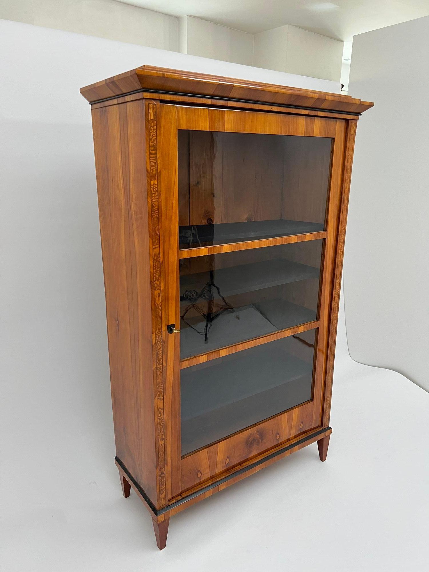 Poli Vitrine Biedermeier, placage de cerisier, loupe de frêne, Autriche vers 1820 en vente