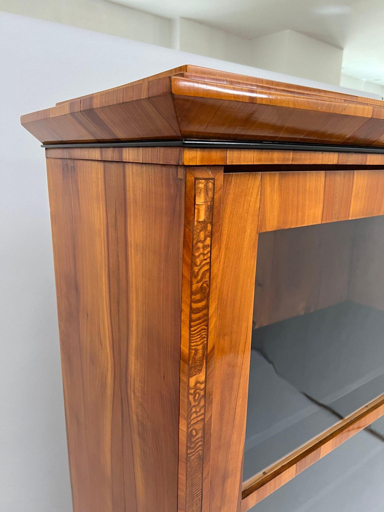 Vitrine Biedermeier, placage de cerisier, loupe de frêne, Autriche vers 1820 Bon état - En vente à Regensburg, DE