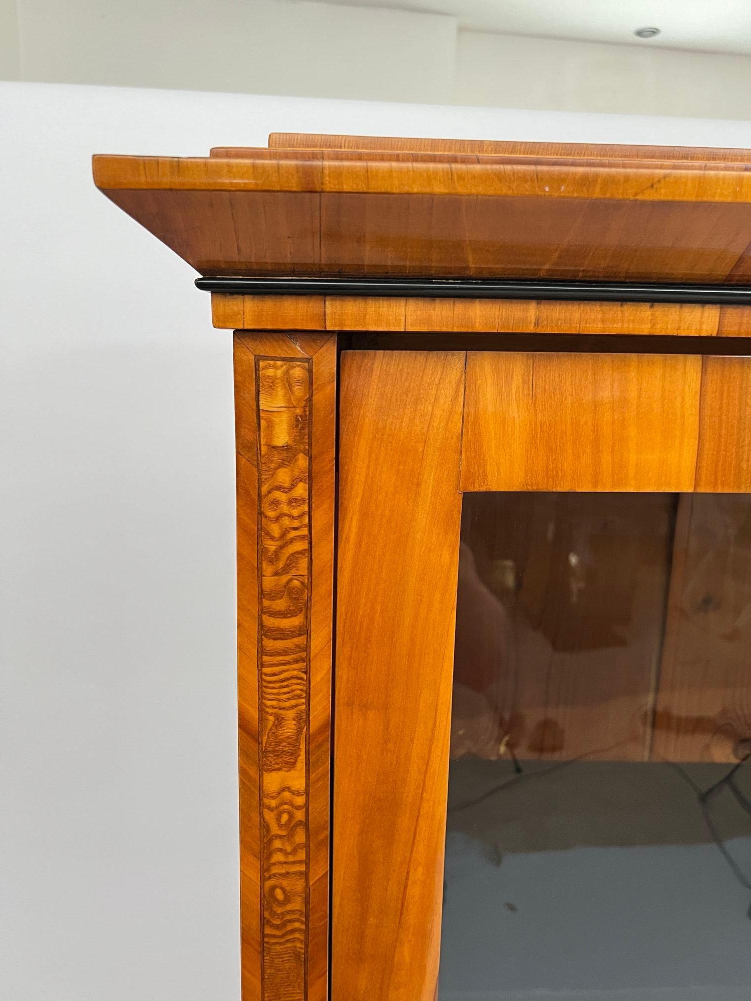 XIXe siècle Vitrine Biedermeier, placage de cerisier, loupe de frêne, Autriche vers 1820 en vente