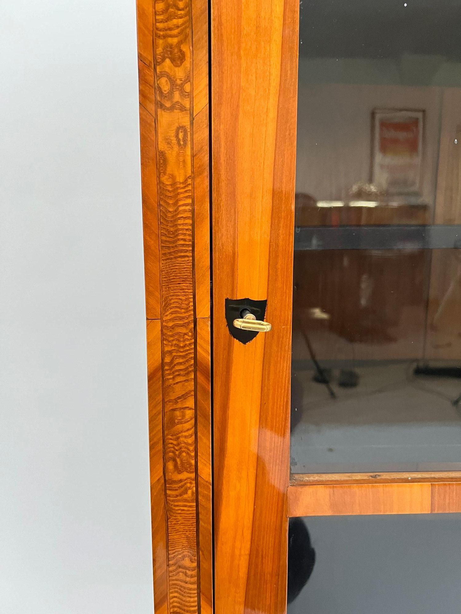 Laiton Vitrine Biedermeier, placage de cerisier, loupe de frêne, Autriche vers 1820 en vente