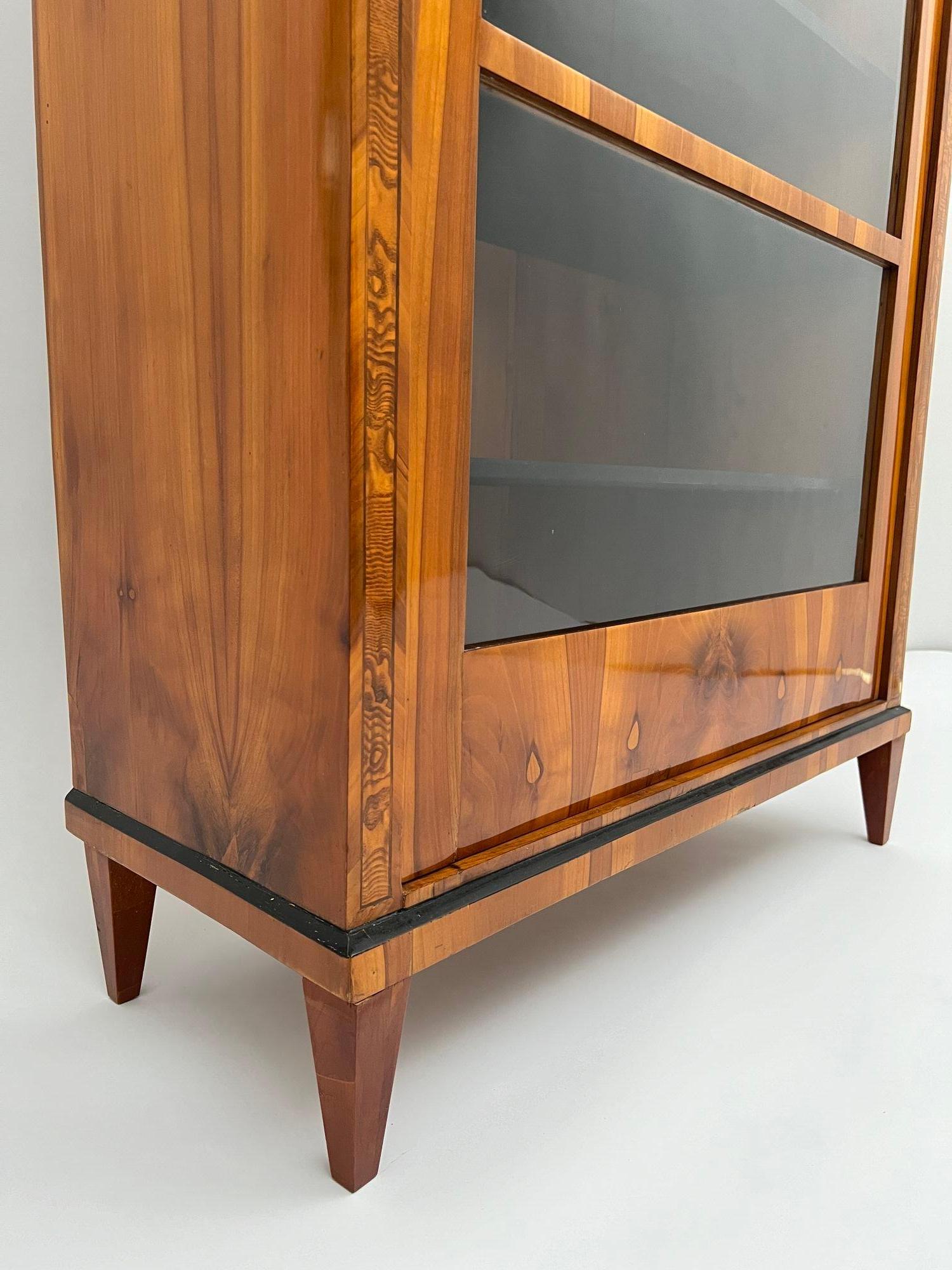 Vitrine Biedermeier, placage de cerisier, loupe de frêne, Autriche vers 1820 en vente 1