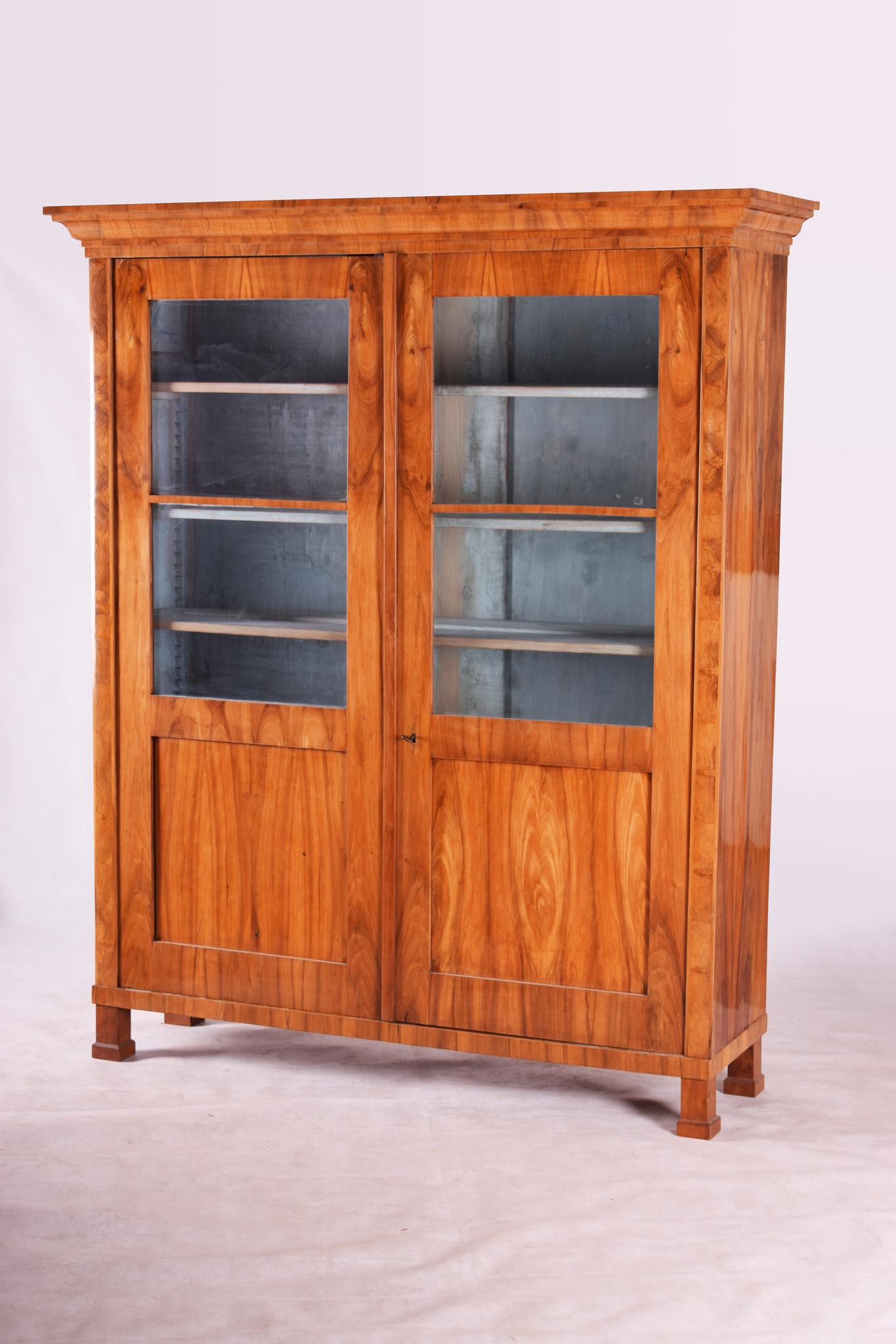 Biedermeier Display Cabinet Made in 1830s Germany, Fully Restored Walnut For Sale 5