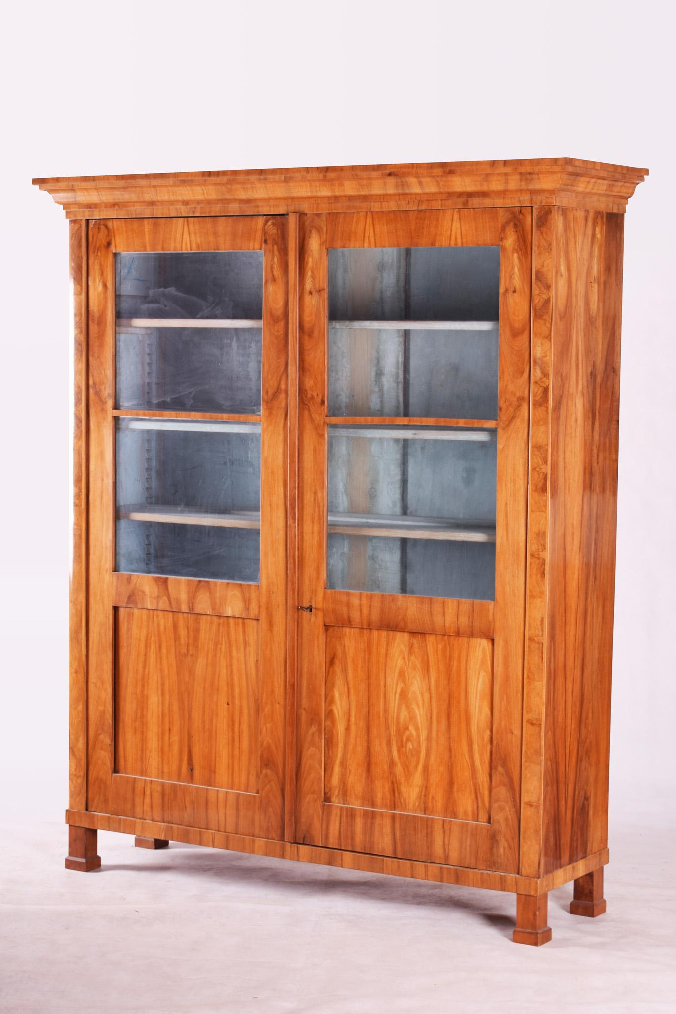 Biedermeier Display Cabinet Made in 1830s Germany, Fully Restored Walnut For Sale 6