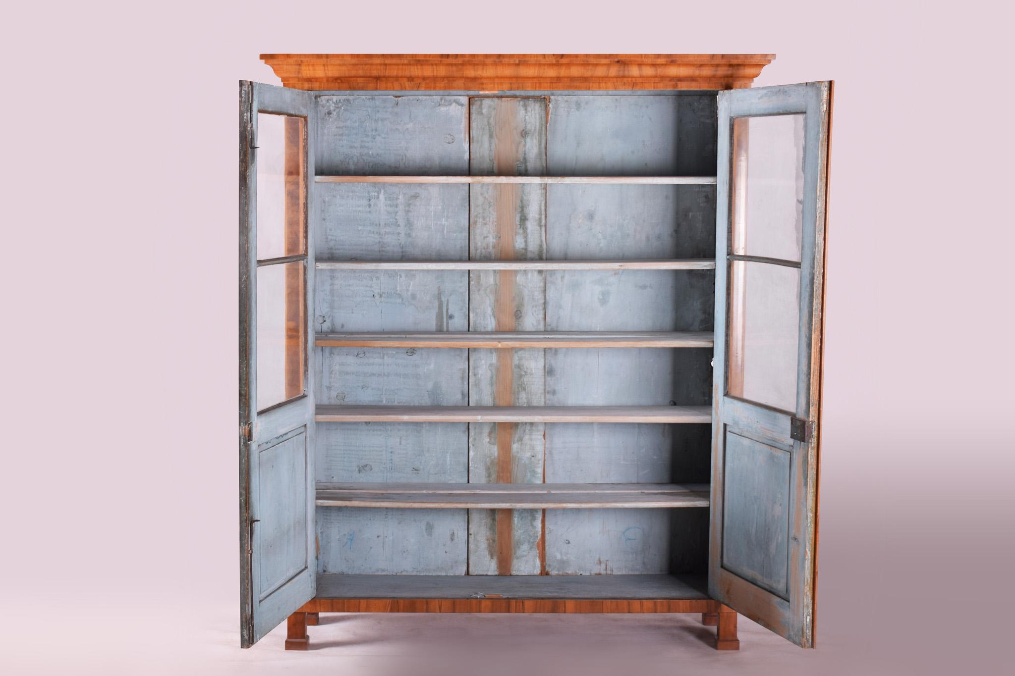 Biedermeier Display Cabinet Made in 1830s Germany, Fully Restored Walnut For Sale 1