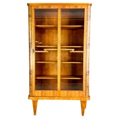 Biedermeier-Vitrinenschrank aus Nussbaumholz, ca. 1820