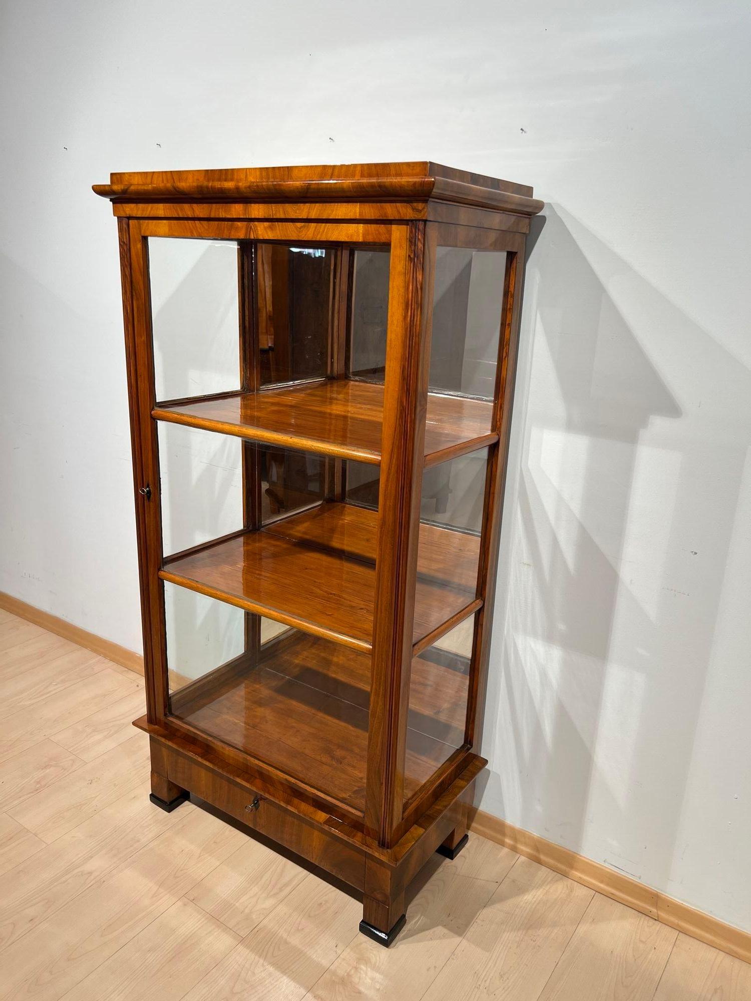 Biedermeier Display Case, Walnut, 3 Sides Glass, South Germany circa 1830 5