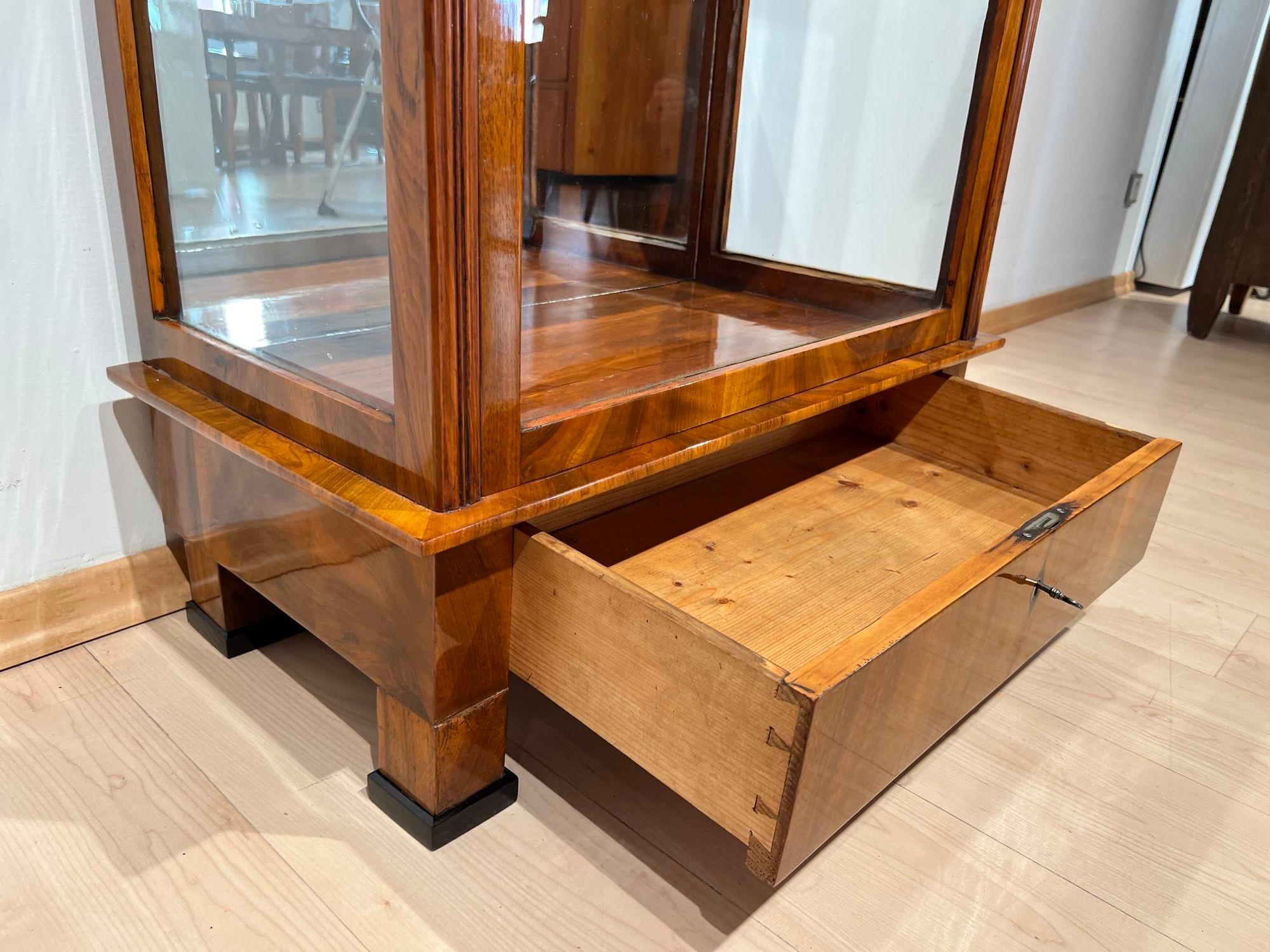 Biedermeier Display Case, Walnut, 3 Sides Glass, South Germany circa 1830 11