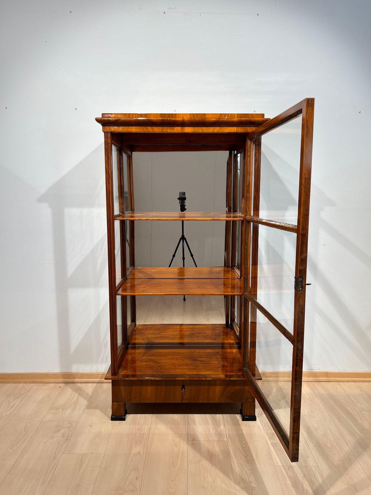 Biedermeier Display Case, Walnut, 3 Sides Glass, South Germany circa 1830 In Good Condition In Regensburg, DE