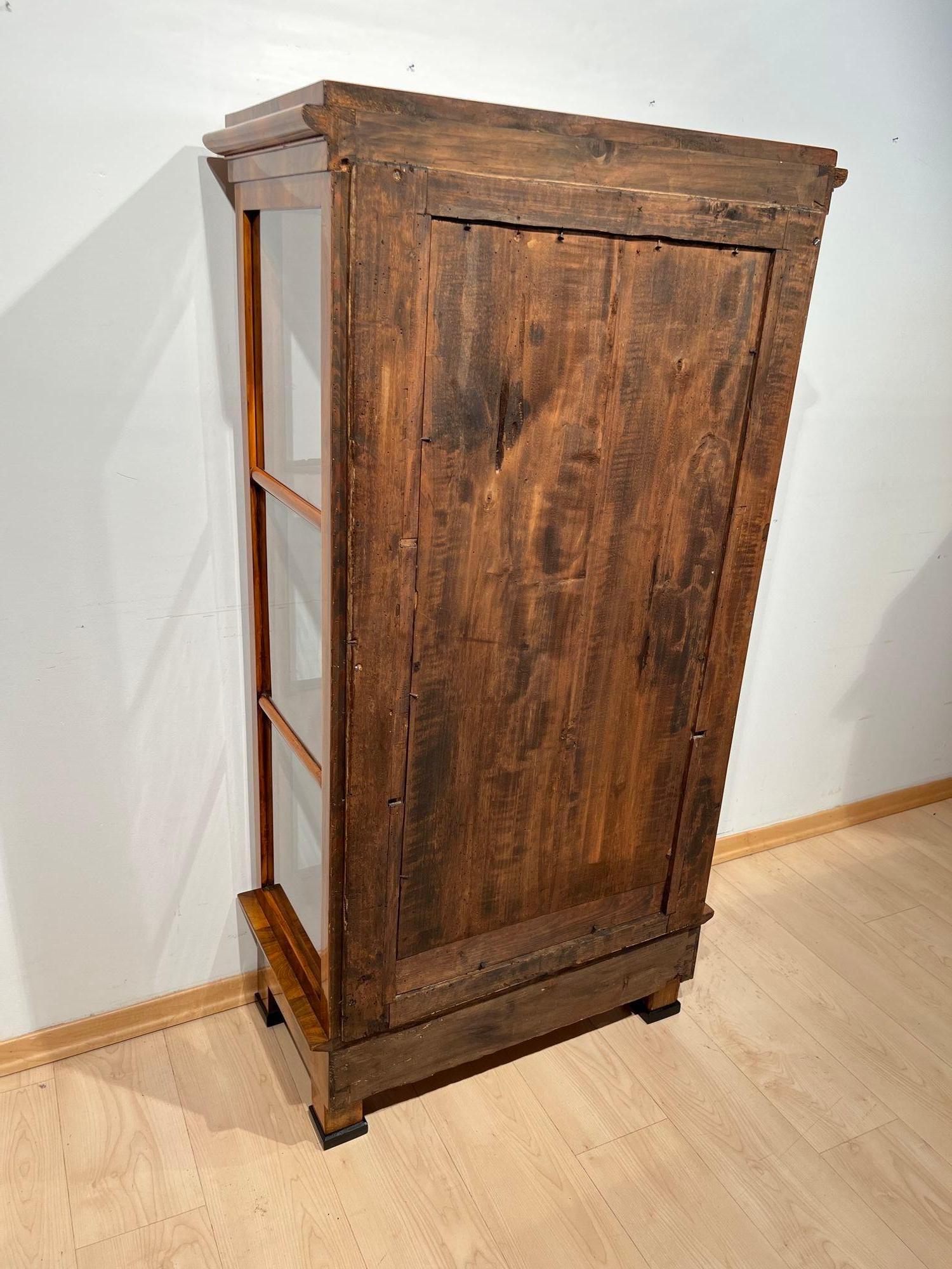 Biedermeier Display Case, Walnut, 3 Sides Glass, South Germany circa 1830 4