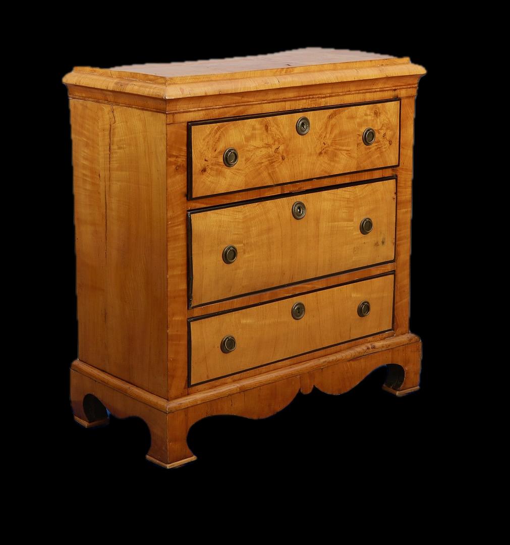 Sculpté Biedermeier Bureau à tiroirs Secrétaire Cabinet Suédois Ormolu Detail en vente