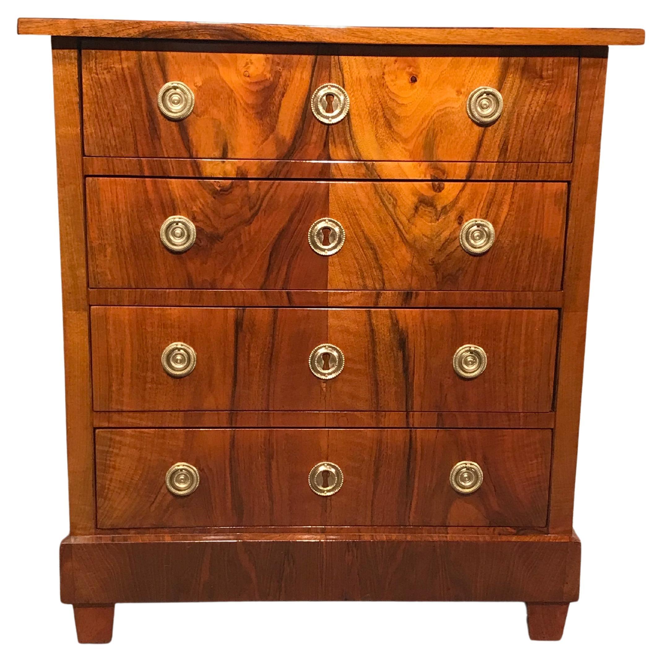 Cómoda Biedermeier, 1830, Nogal