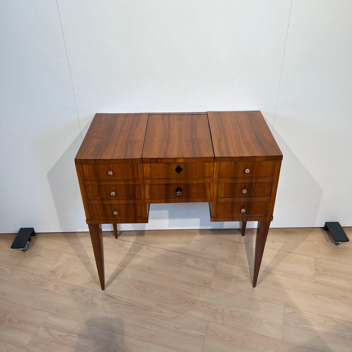 Tavolino da toilette Biedermeier, impiallacciato in noce, Germania meridionale, 1830 circa in vendita 2