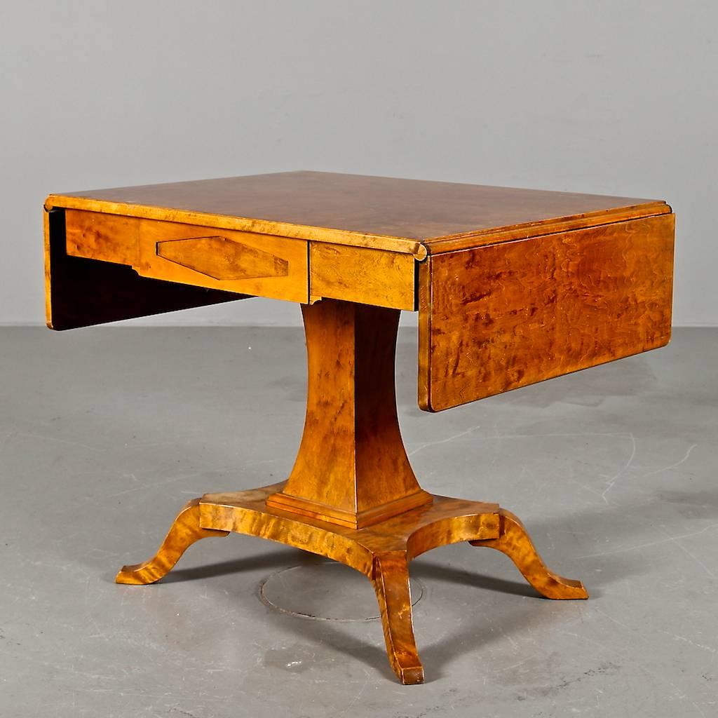 Biedermeier Drop-Leaf Pedestal Table Golden Birch Inlaid Honey Color Swedish In Good Condition In LONDON, GB