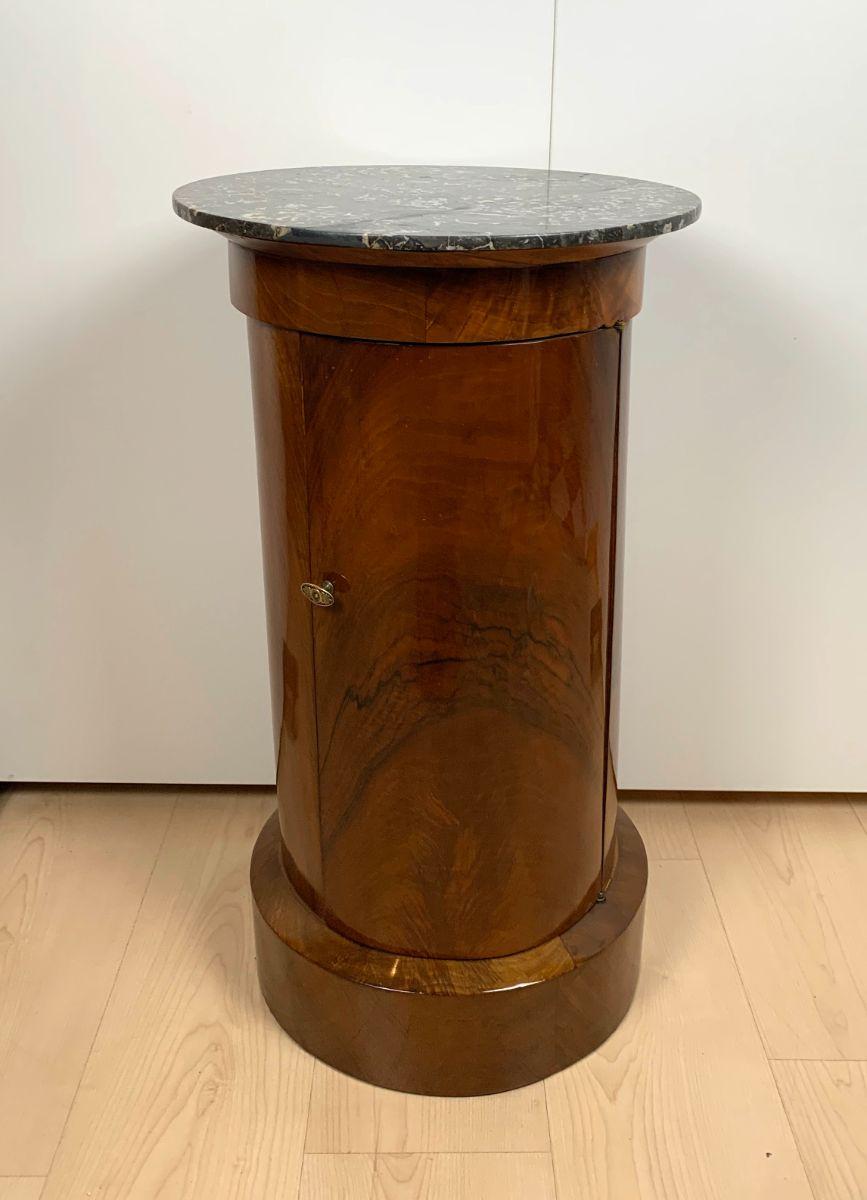 Plain, elegant and round neoclassical small furniture, drum cabinet or nightstand.

Walnut veneered on softwood (pine). Fully refinished and french polished. Roundly veneered on all sides and thus possible to place free standing in the room.