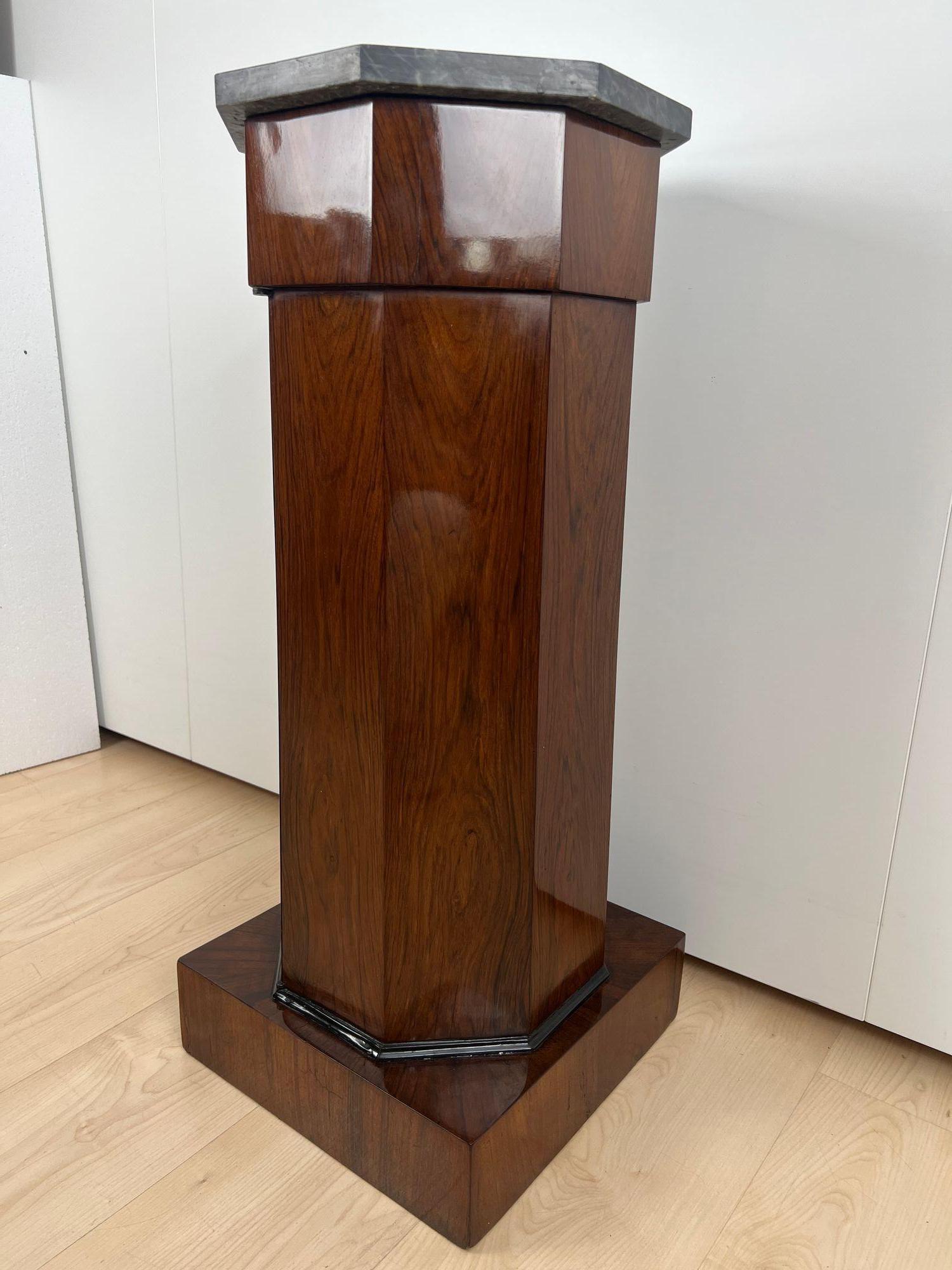 Cabinet à tambour Biedermeier, placage de noyer, marbre, France vers 1830 en vente 7