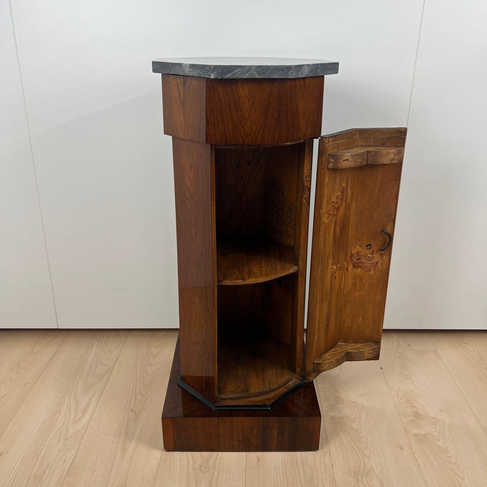 Magnifique petit meuble à tambour, table ou piédestal Biedermeier / Restauration de France, vers 1830.
* Corps octogonal en placage de noyer avec garniture ébonisée à la base.
* La base rectangulaire est en placage de noyer.
* Une porte avec poignée