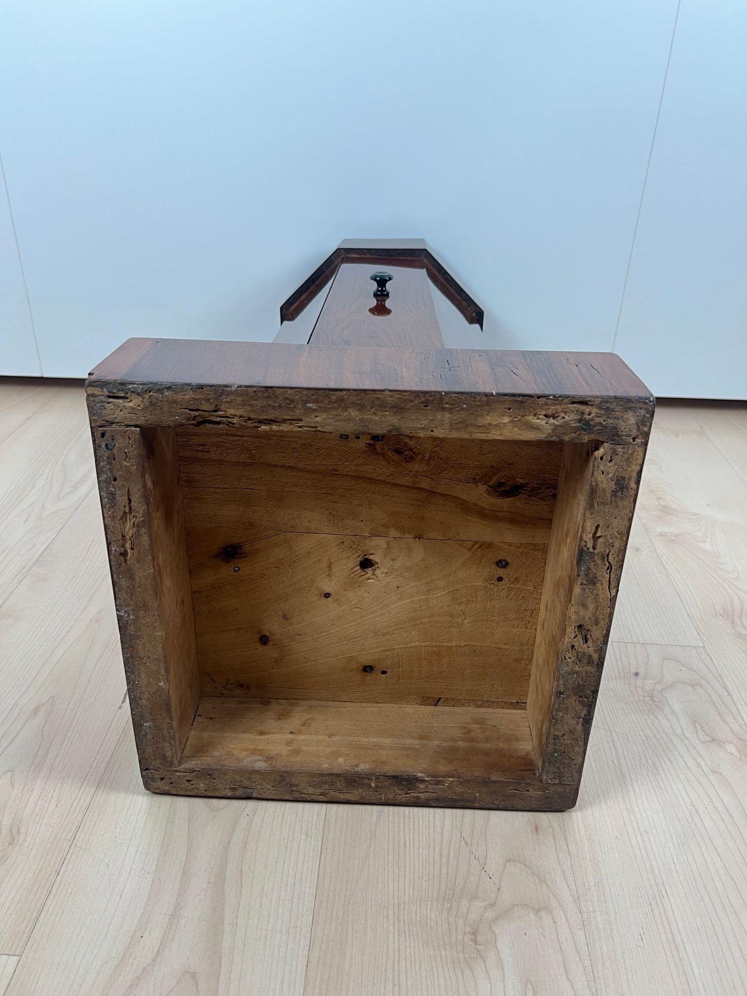 Cabinet à tambour Biedermeier, placage de noyer, marbre, France vers 1830 en vente 13