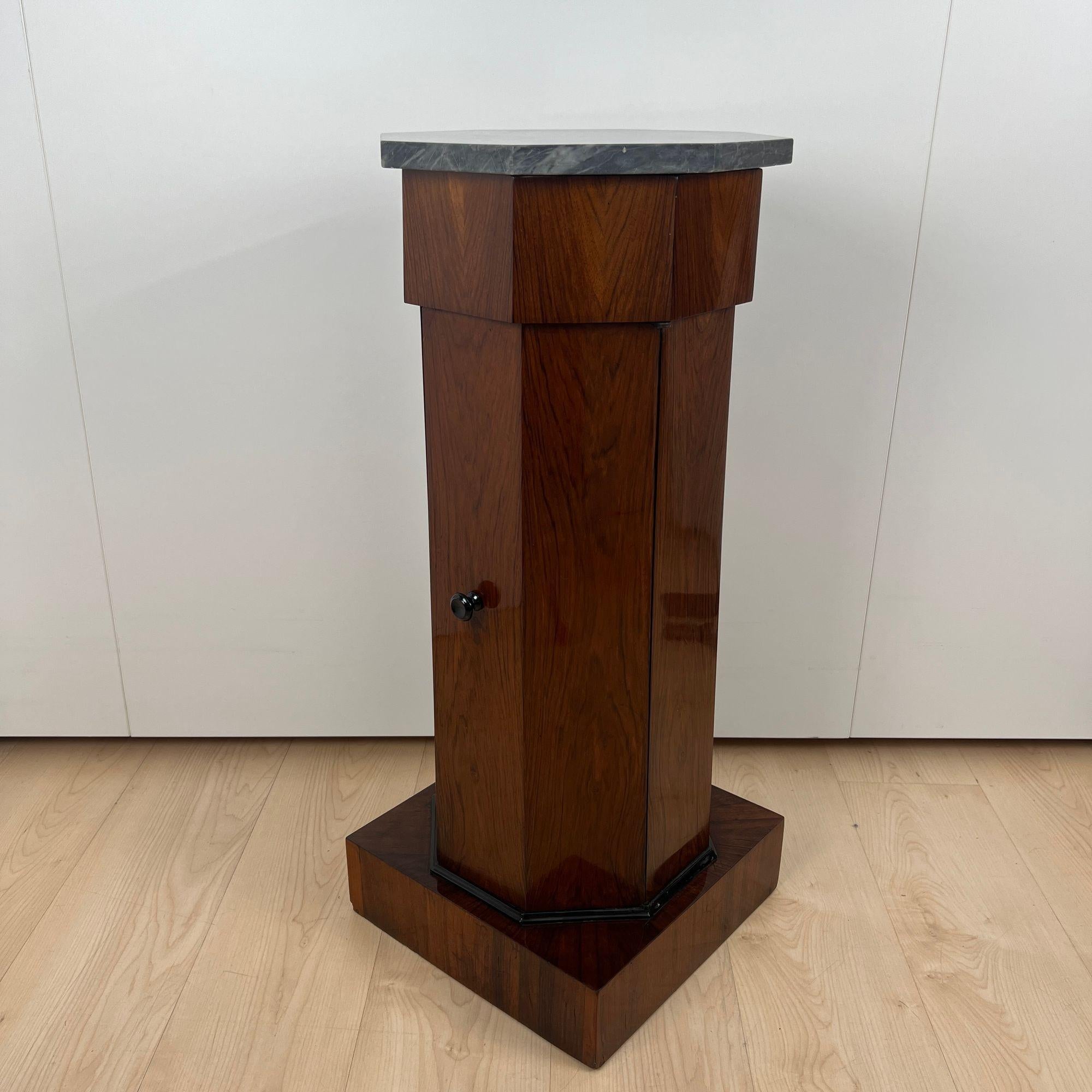 Français Cabinet à tambour Biedermeier, placage de noyer, marbre, France vers 1830 en vente