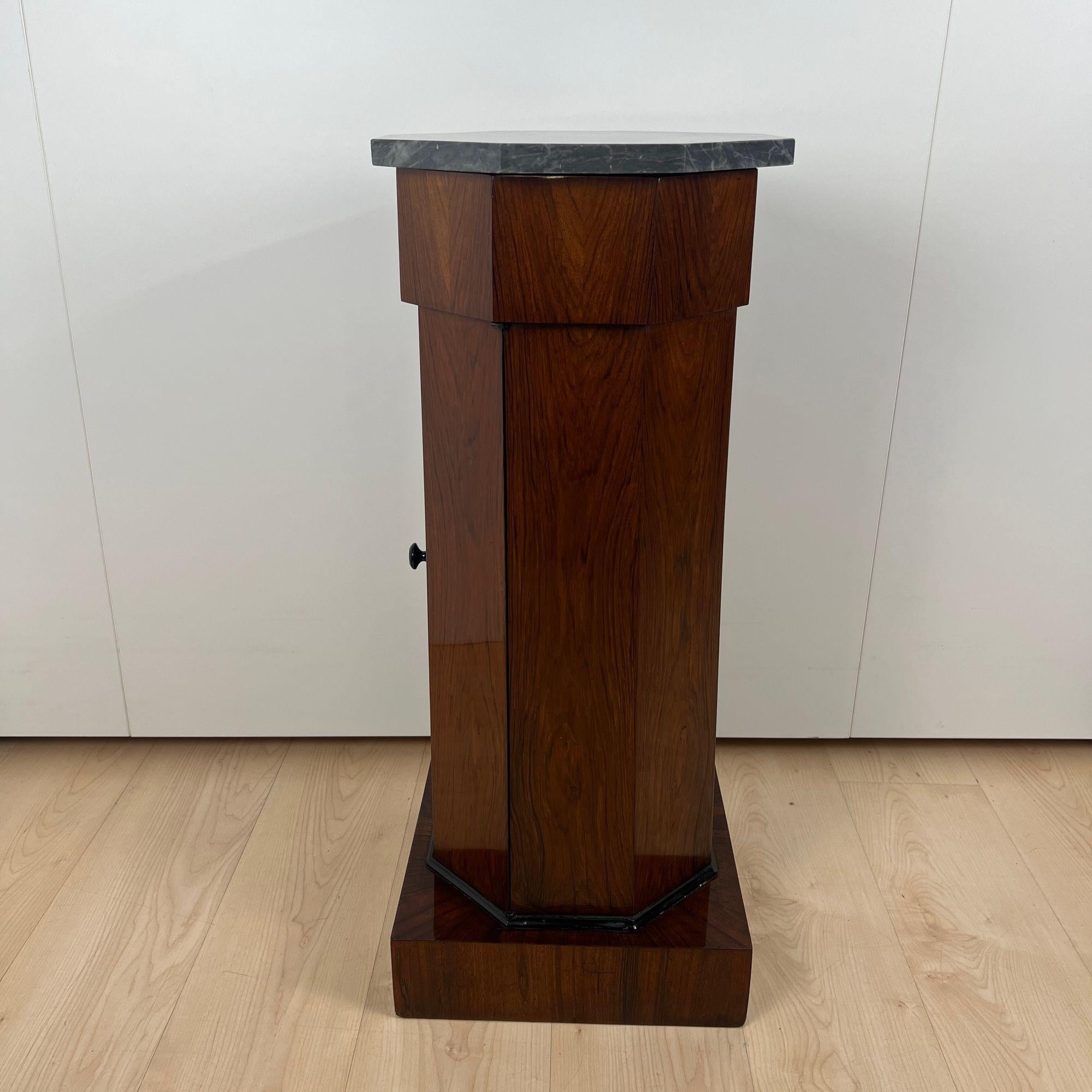 Milieu du XIXe siècle Cabinet à tambour Biedermeier, placage de noyer, marbre, France vers 1830 en vente
