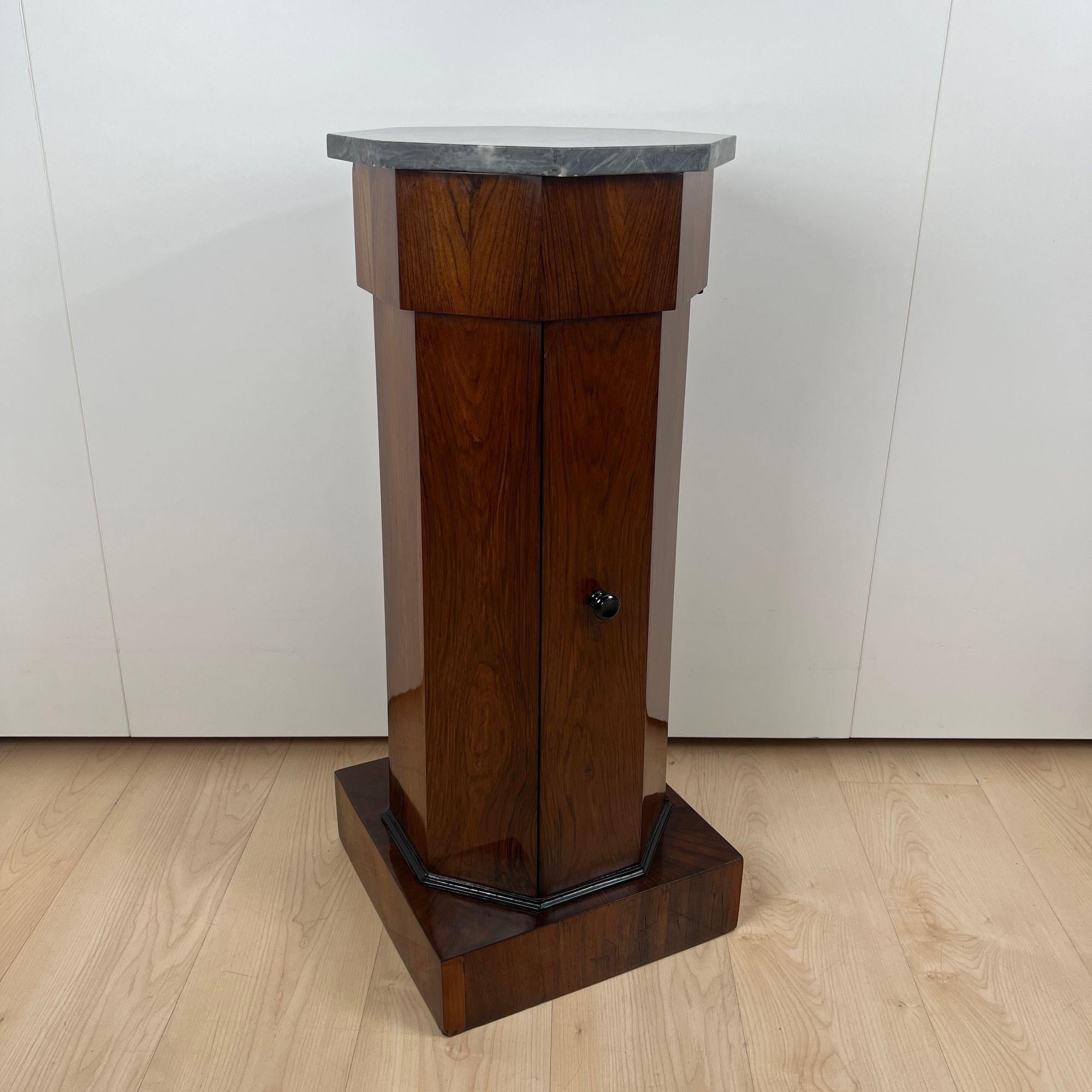 Cabinet à tambour Biedermeier, placage de noyer, marbre, France vers 1830 en vente 2