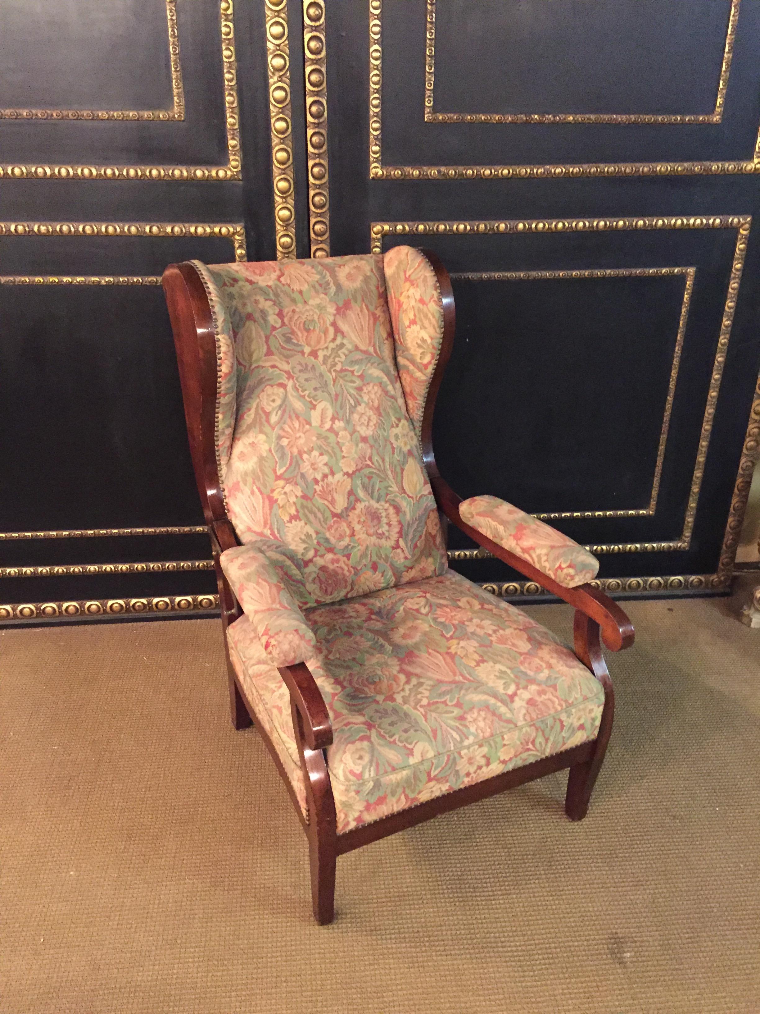 Fauteuil original Biedermeier à joues d'orteils / Transfiguration, vers 1820.
Placage d'acajou, sur de hauts pieds coniques incurvés. Dans le cadre droit avant. Supports incurvés des deux côtés pour l'accoudoir et le dossier légèrement relevés, en