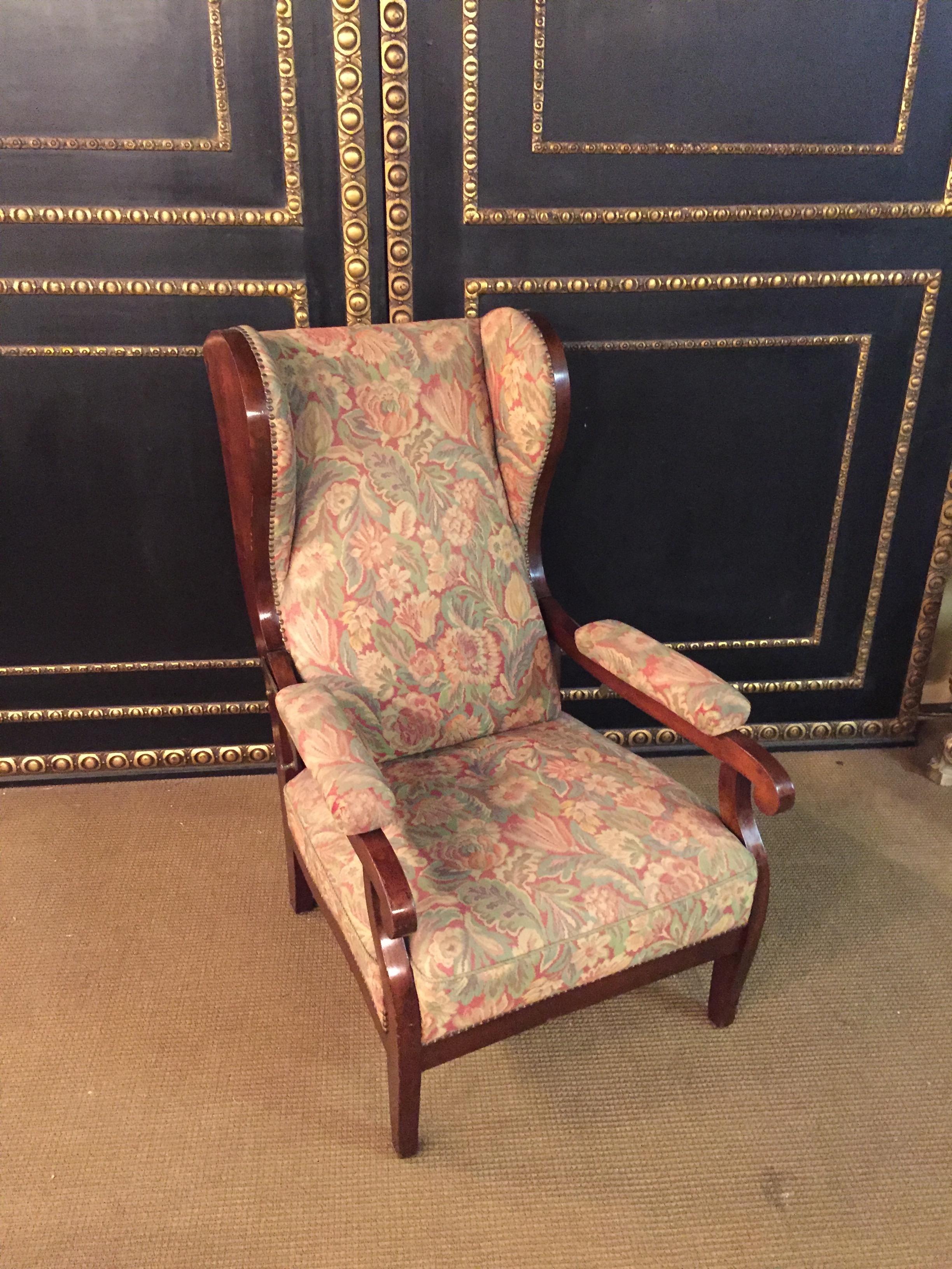 Original Biedermeier toe cheek / Transfiguration armchair, circa 1820.
Mahogany veneer, on high curved, conical legs. In the front straight frame. Both sides curved supports for slightly rising arm / backrest in slightly curved conclusion over.