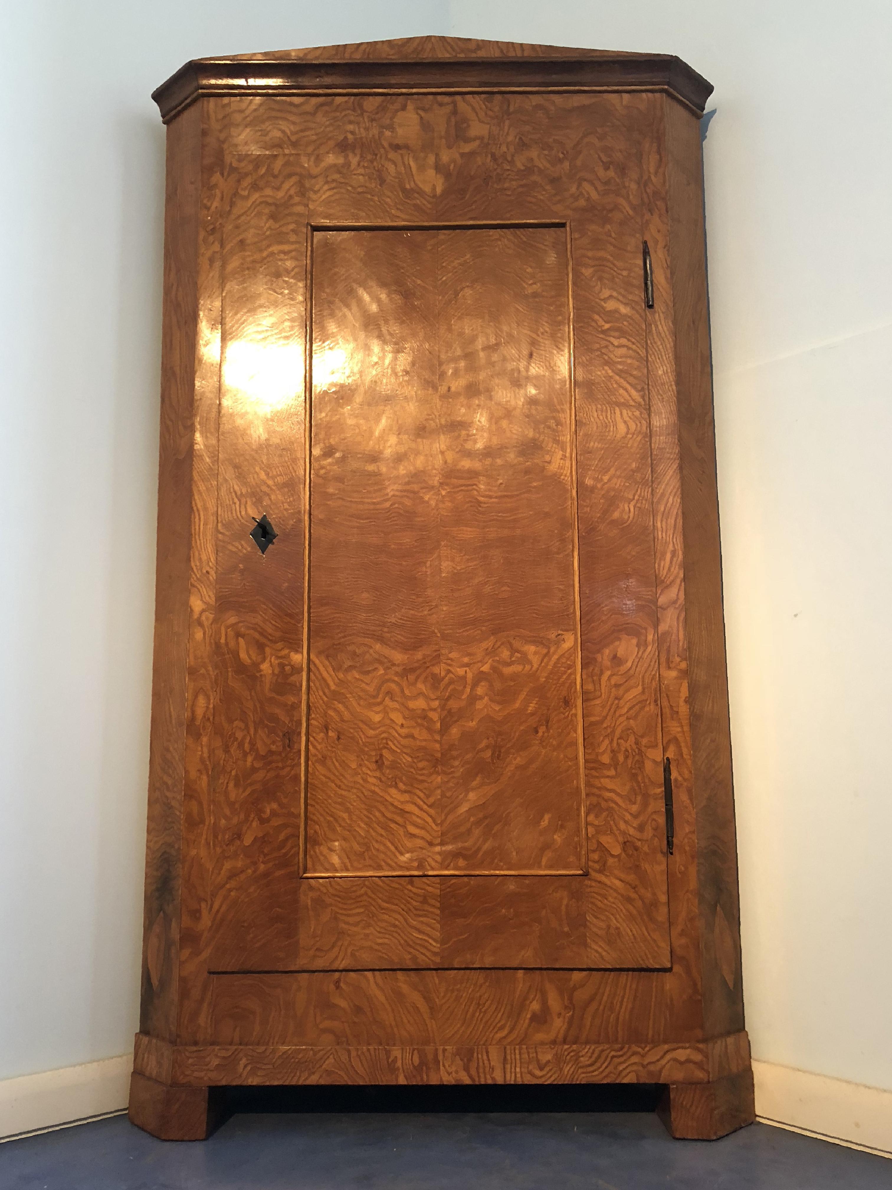 Beautiful Biedermeier elm corner cupboard with authentic antique warm patina.