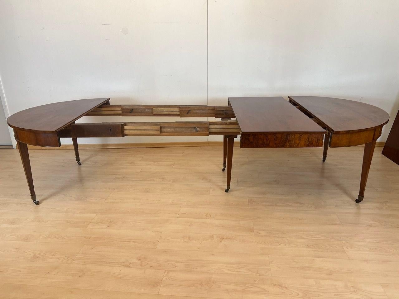 Biedermeier Ausziehbarer Esstisch, Nussbaum, Messing, Schweiz um 1820 im Angebot 6