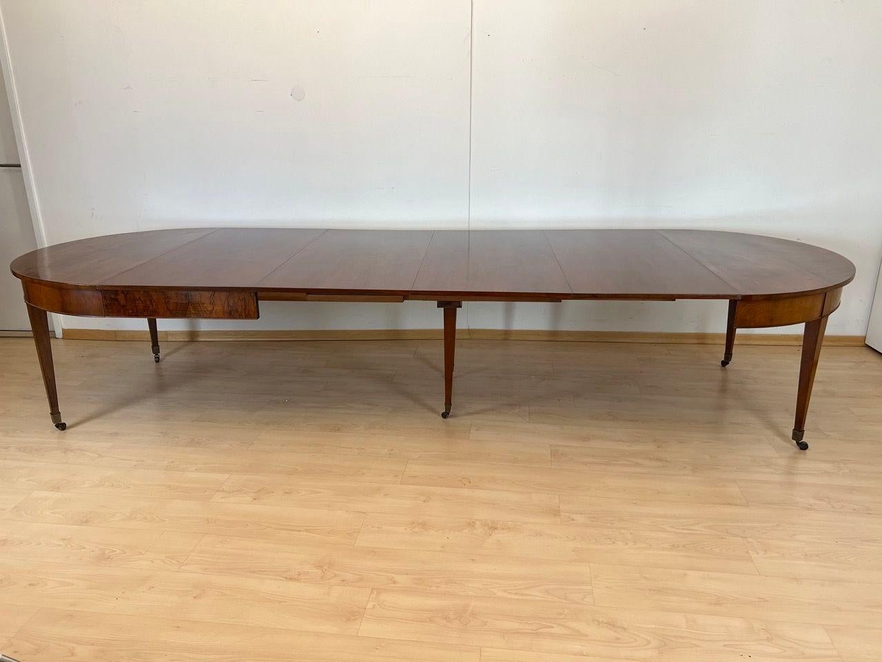 Biedermeier Ausziehbarer Esstisch, Nussbaum, Messing, Schweiz um 1820 im Angebot 7